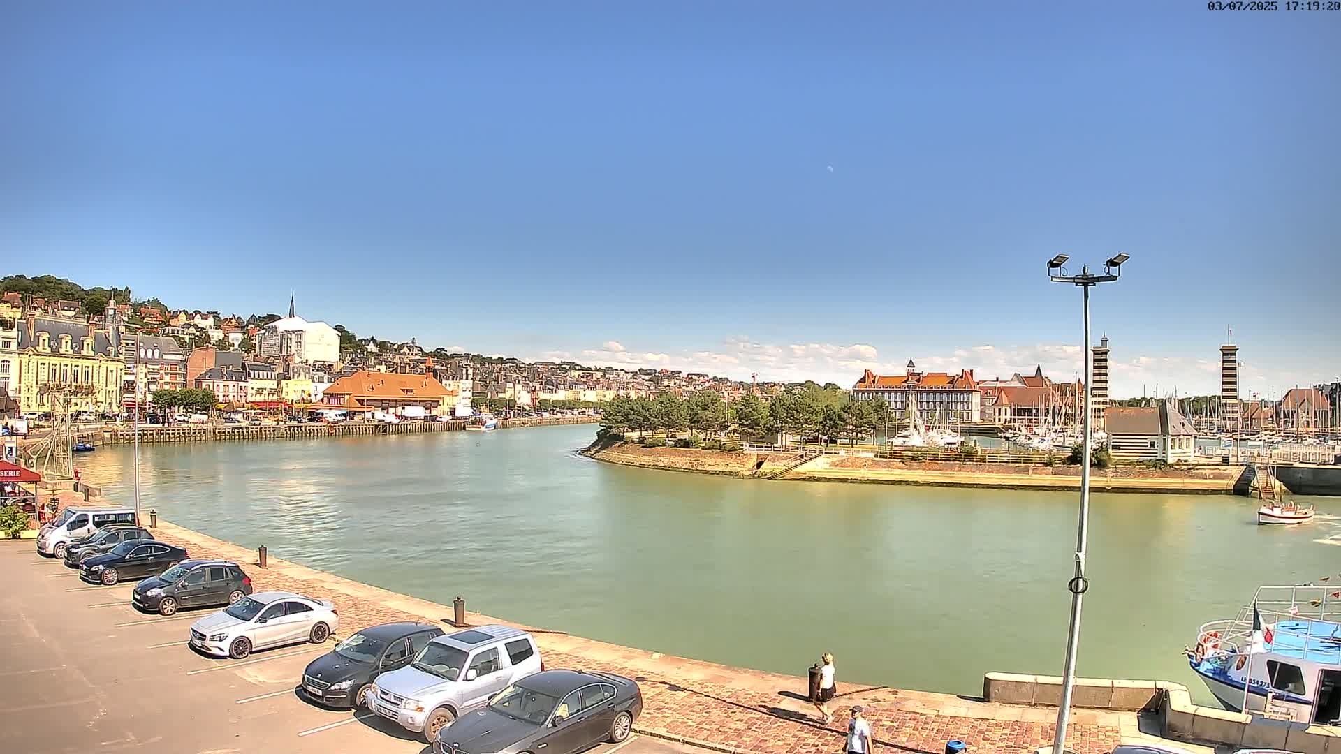 Trouville-Sur-Mer Comune Residence du Port & Coast Live Cam - Lisieux, Calvados, Normandie, France