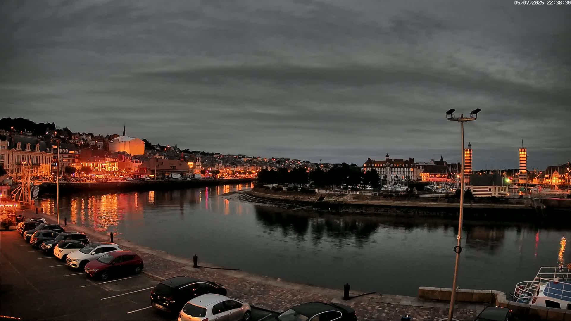 Trouville-Sur-Mer Comune Residence du Port & Coast Live Cam - Lisieux, Calvados, Normandie, France