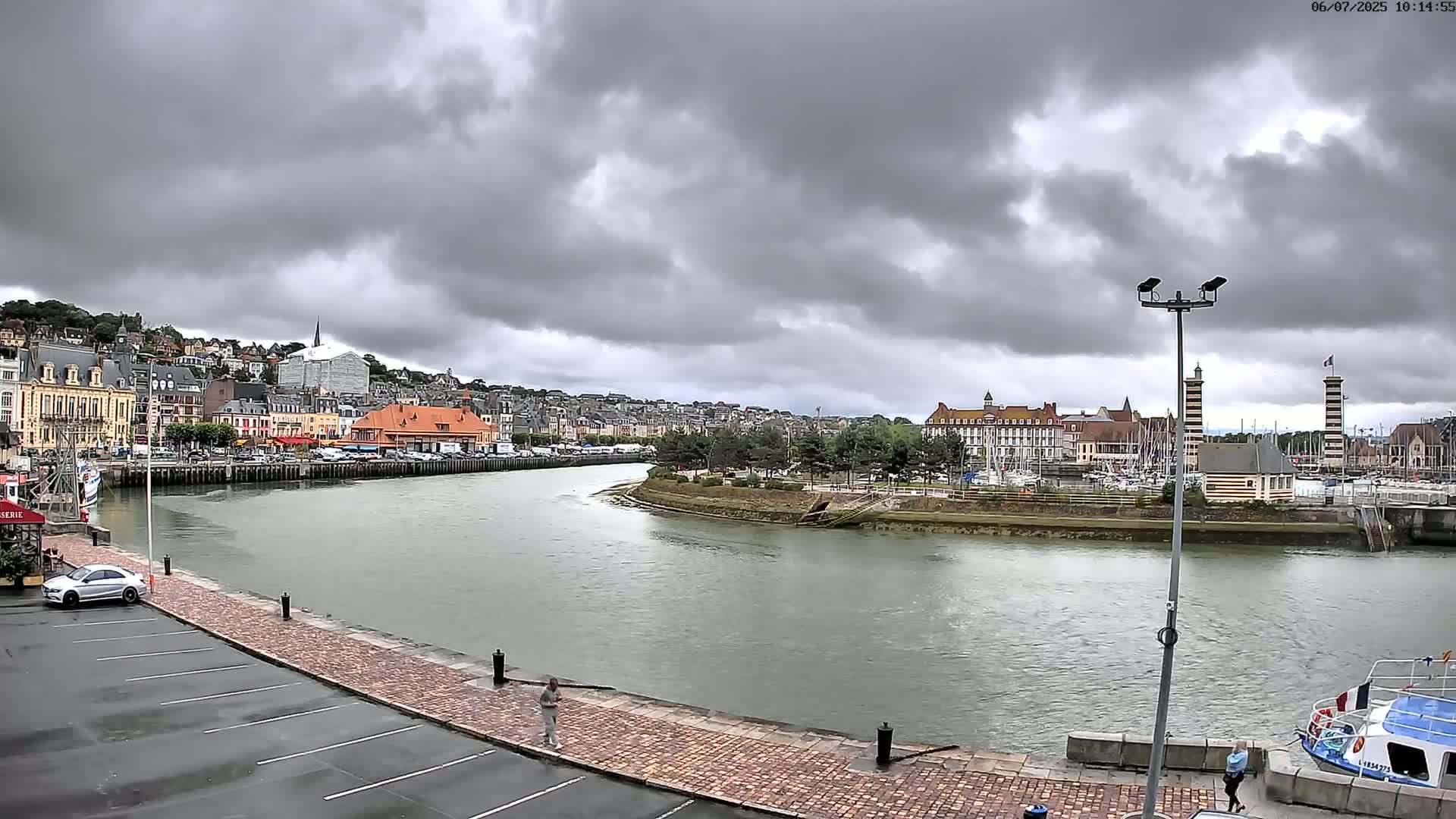 Trouville-Sur-Mer Comune Residence du Port & Coast Live Cam - Lisieux, Calvados, Normandie, France