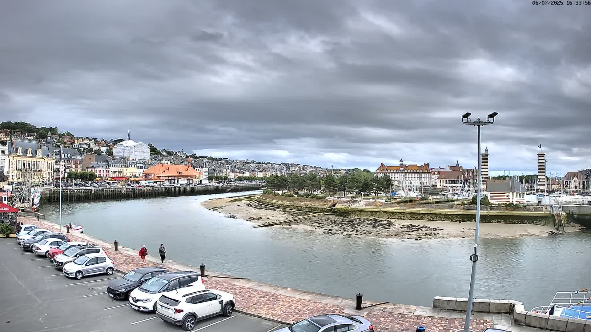 Trouville-Sur-Mer Comune Residence du Port & Coast Live Cam - Lisieux, Calvados, Normandie, France