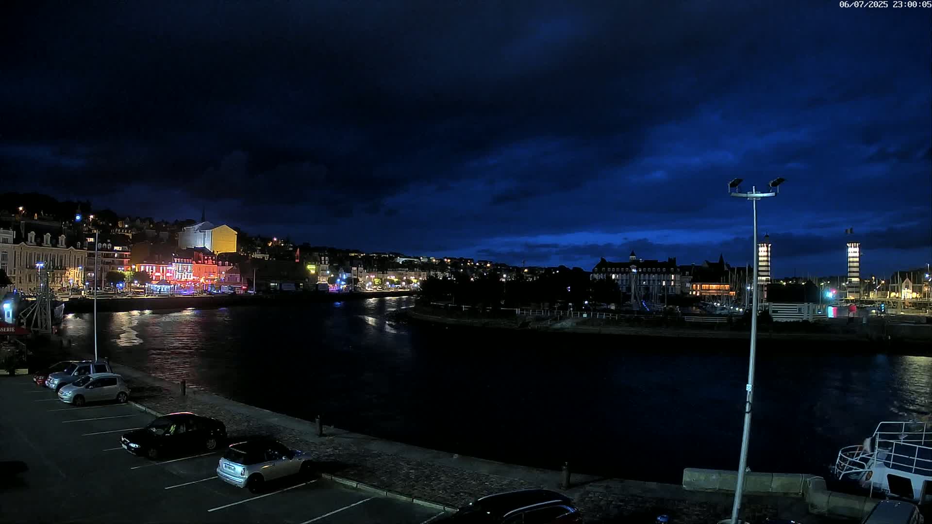 Trouville-Sur-Mer Comune Residence du Port & Coast Live Cam - Lisieux, Calvados, Normandie, France