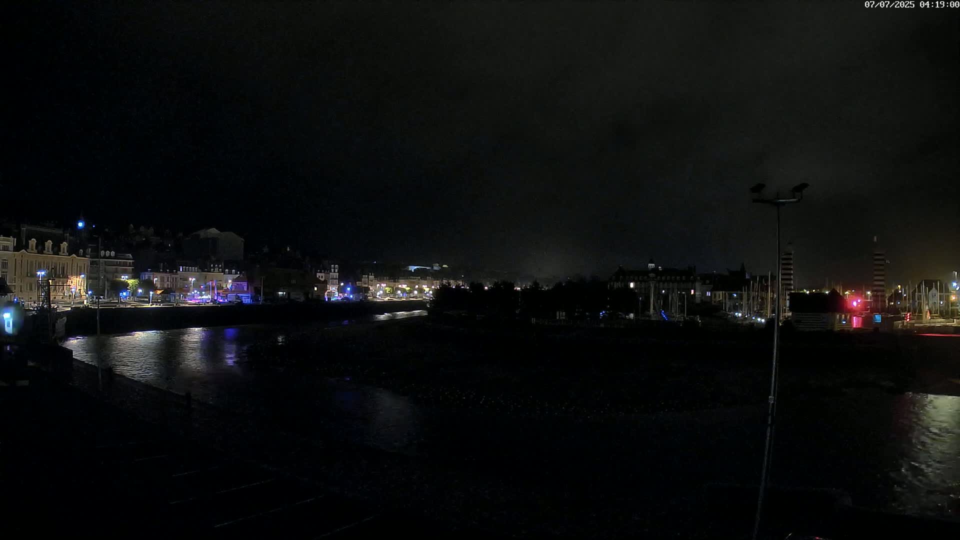 Trouville-Sur-Mer Comune Residence du Port & Coast Live Cam - Lisieux, Calvados, Normandie, France