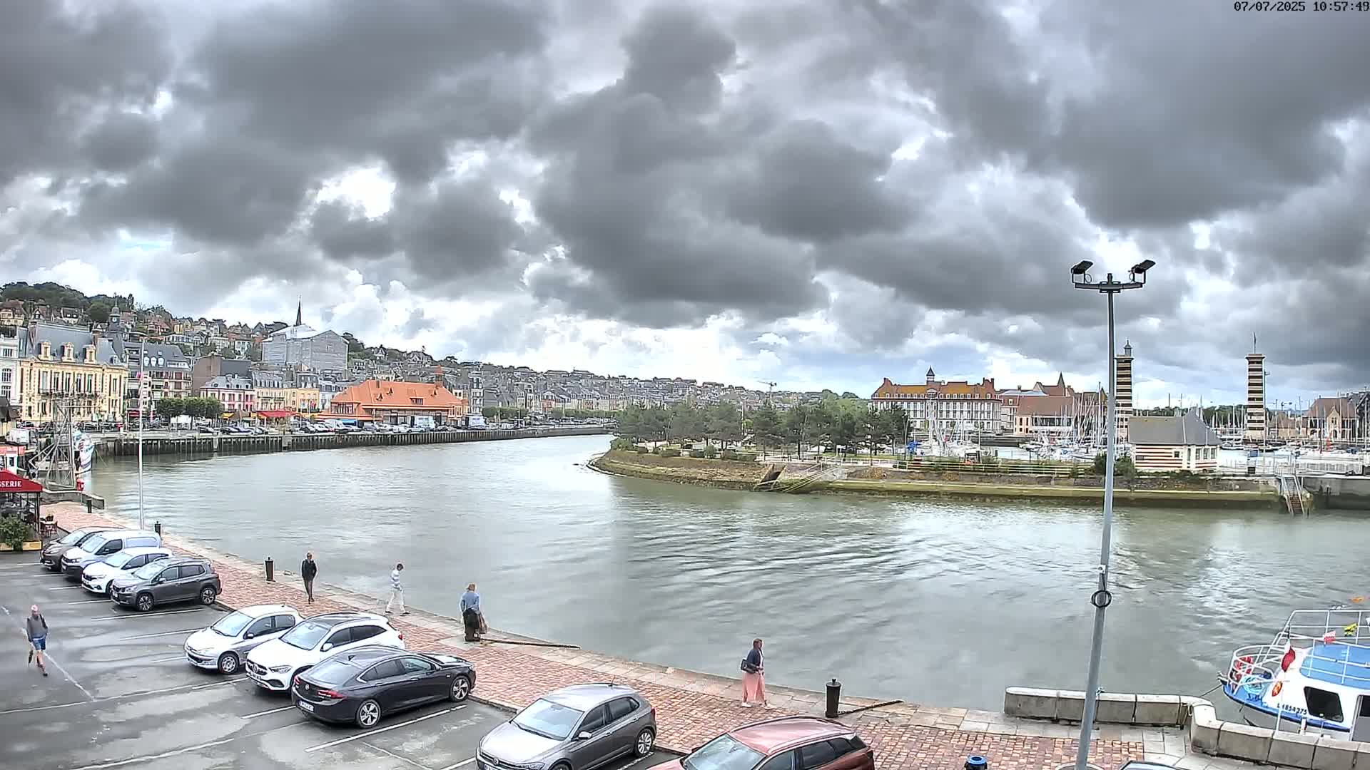 Trouville-Sur-Mer Comune Residence du Port & Coast Live Cam - Lisieux, Calvados, Normandie, France