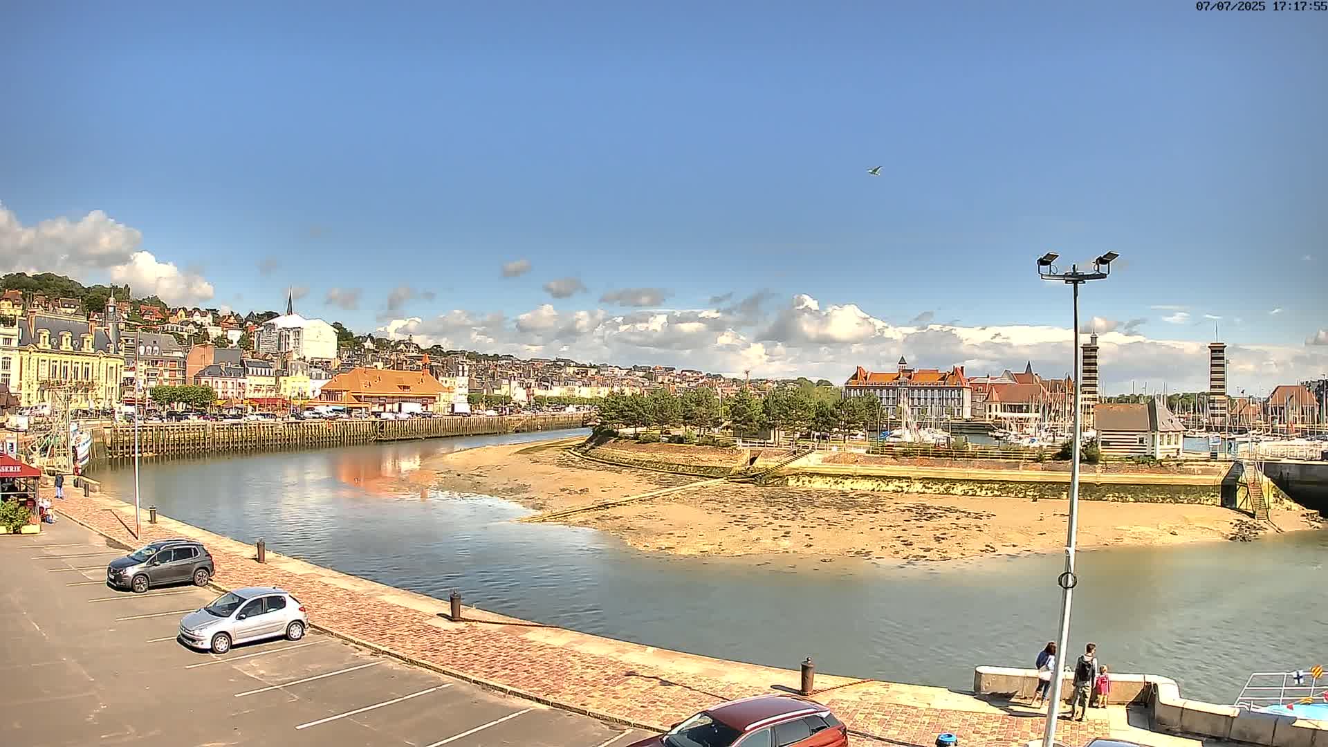 Trouville-Sur-Mer Comune Residence du Port & Coast Live Cam - Lisieux, Calvados, Normandie, France