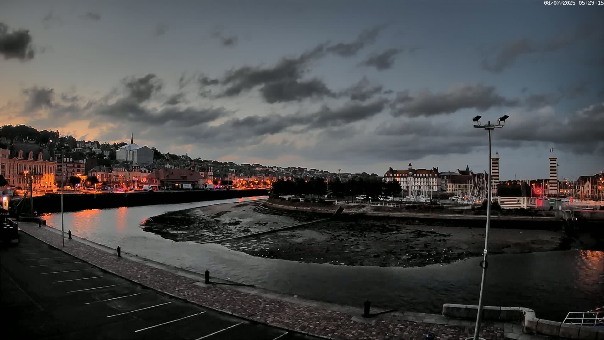 Trouville-Sur-Mer Comune Residence du Port & Coast Live Cam - Lisieux, Calvados, Normandie, France