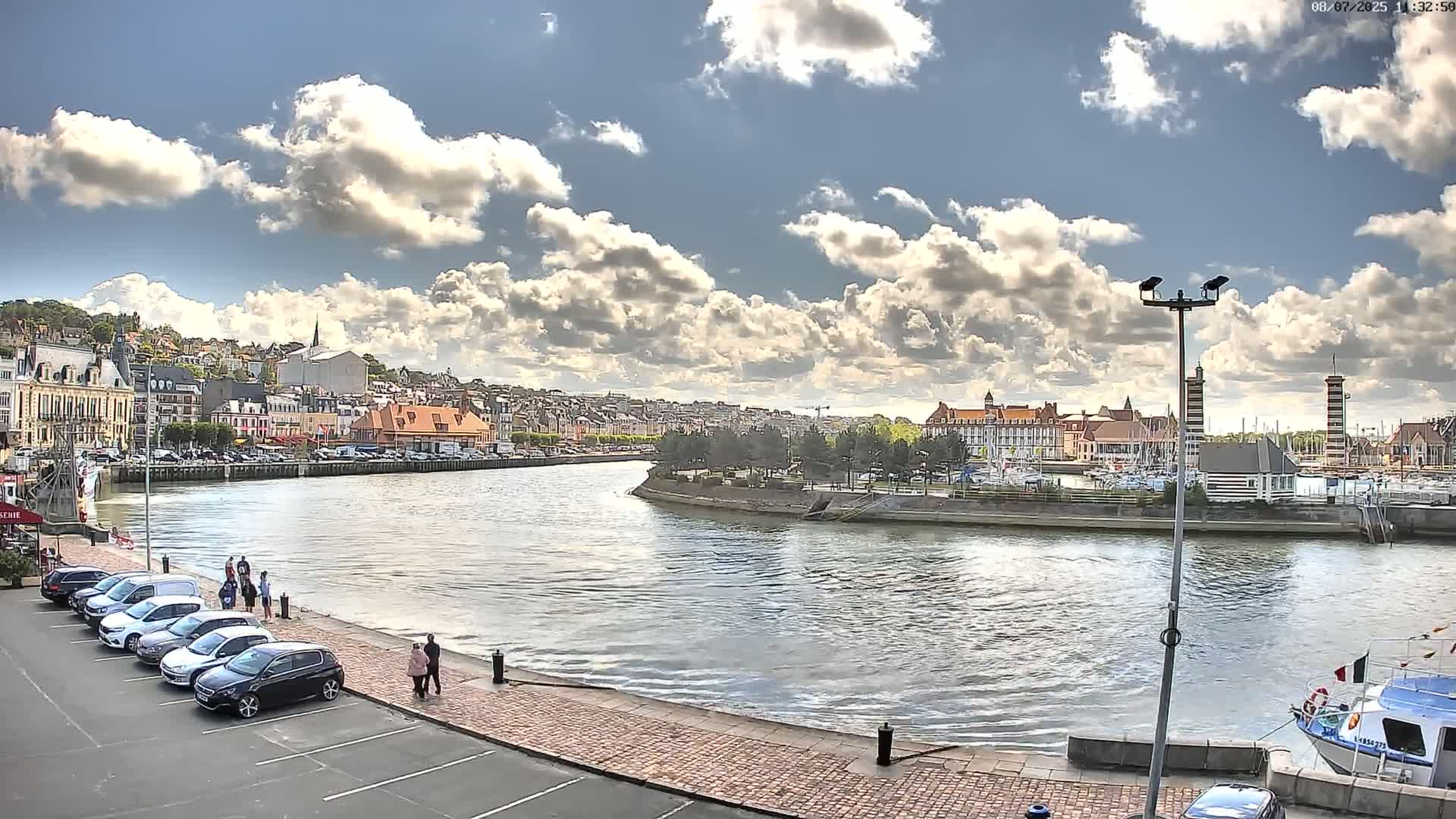 Trouville-Sur-Mer Comune Residence du Port & Coast Live Cam - Lisieux, Calvados, Normandie, France