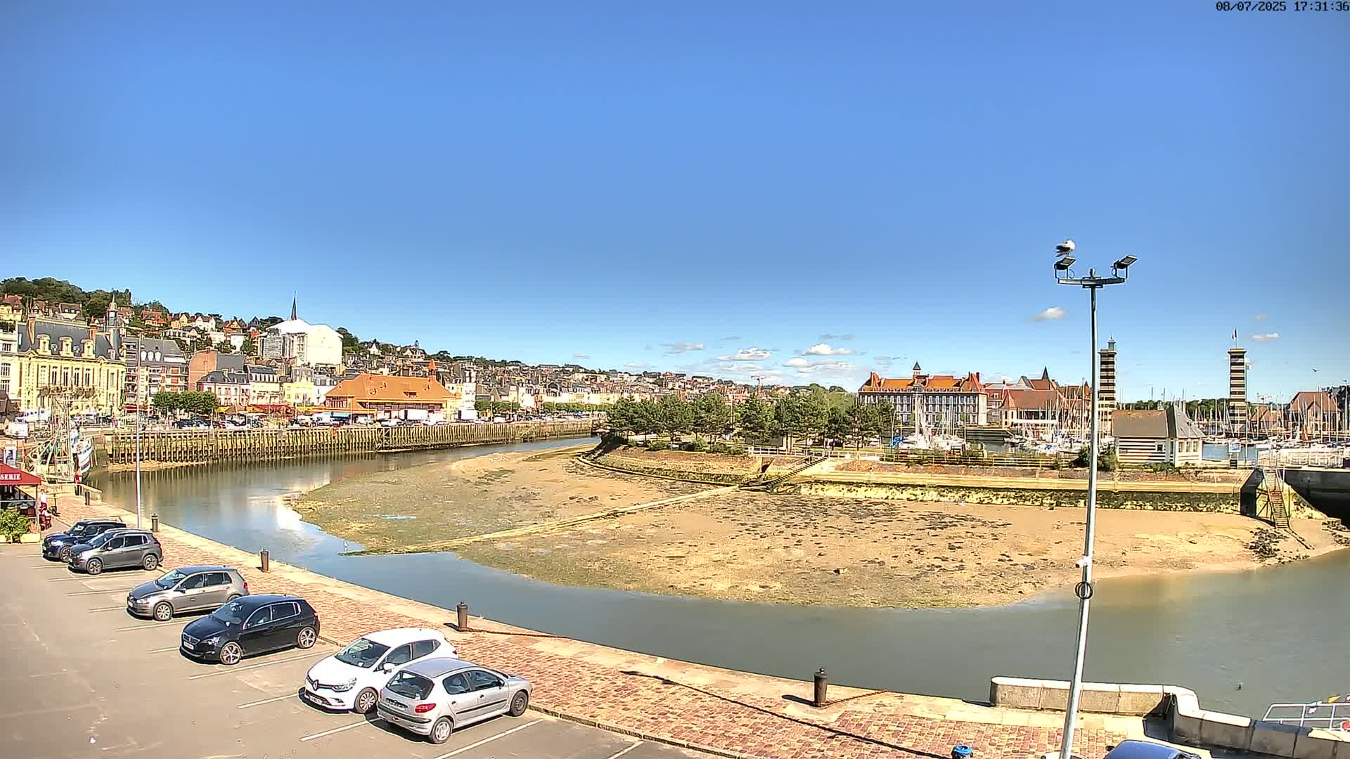 Trouville-Sur-Mer Comune Residence du Port & Coast Live Cam - Lisieux, Calvados, Normandie, France