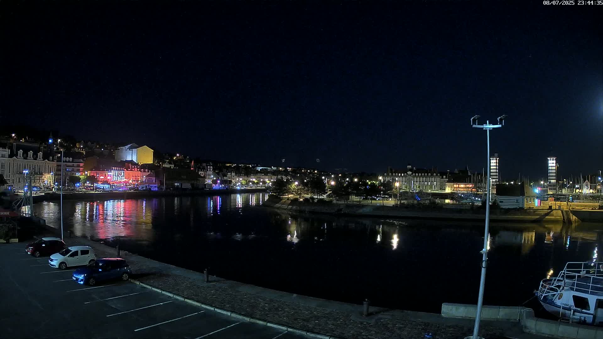Trouville-Sur-Mer Comune Residence du Port & Coast Live Cam - Lisieux, Calvados, Normandie, France