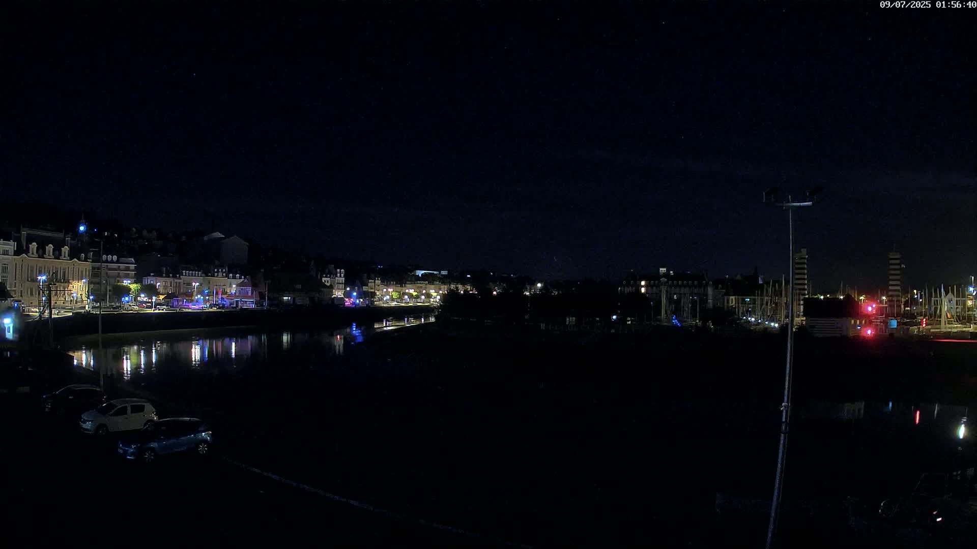 Trouville-Sur-Mer Comune Residence du Port & Coast Live Cam - Lisieux, Calvados, Normandie, France