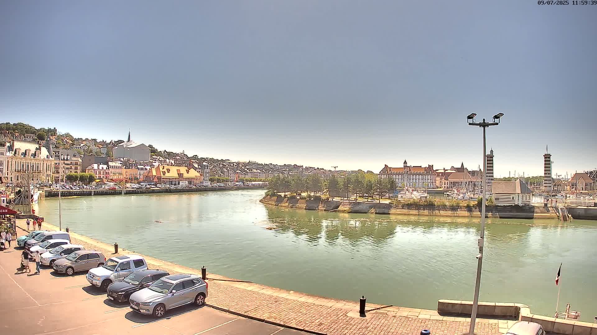 Trouville-Sur-Mer Comune Residence du Port & Coast Live Cam - Lisieux, Calvados, Normandie, France