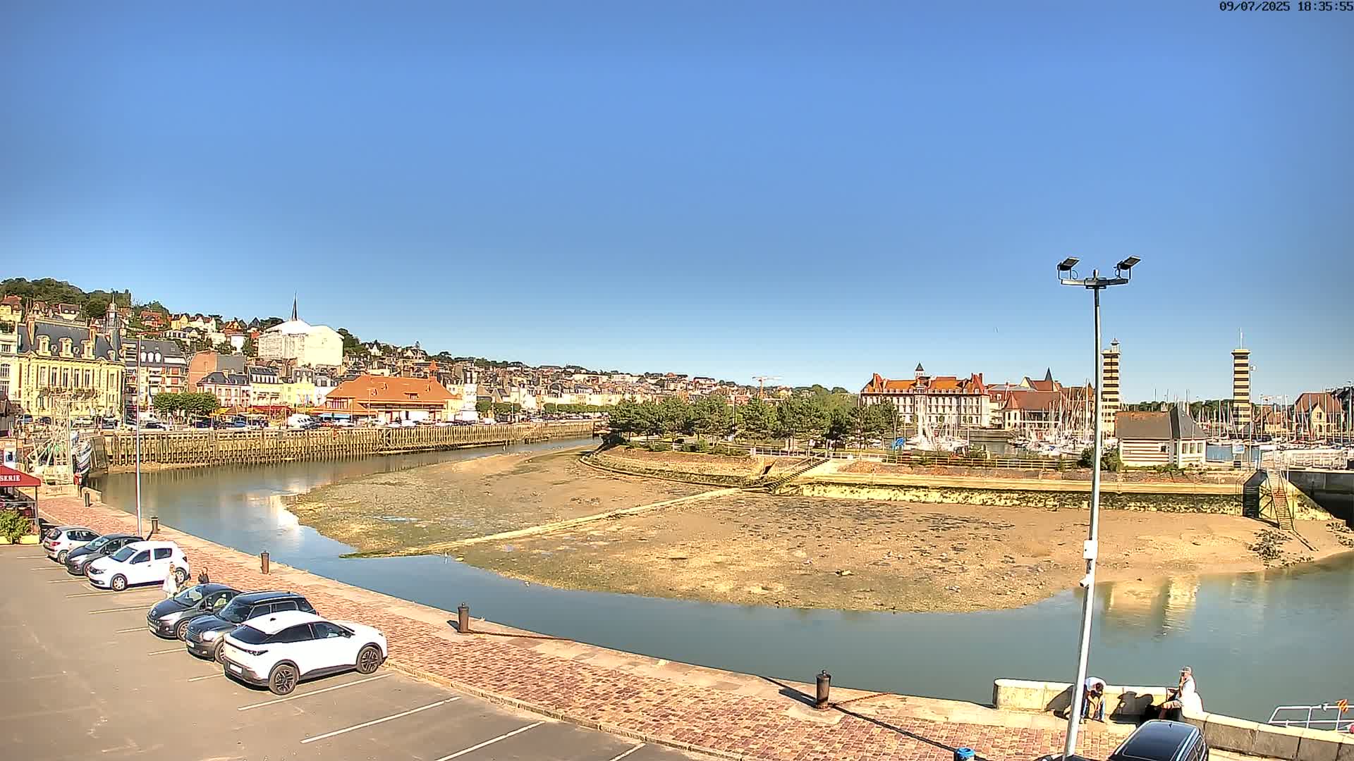 Trouville-Sur-Mer Comune Residence du Port & Coast Live Cam - Lisieux, Calvados, Normandie, France