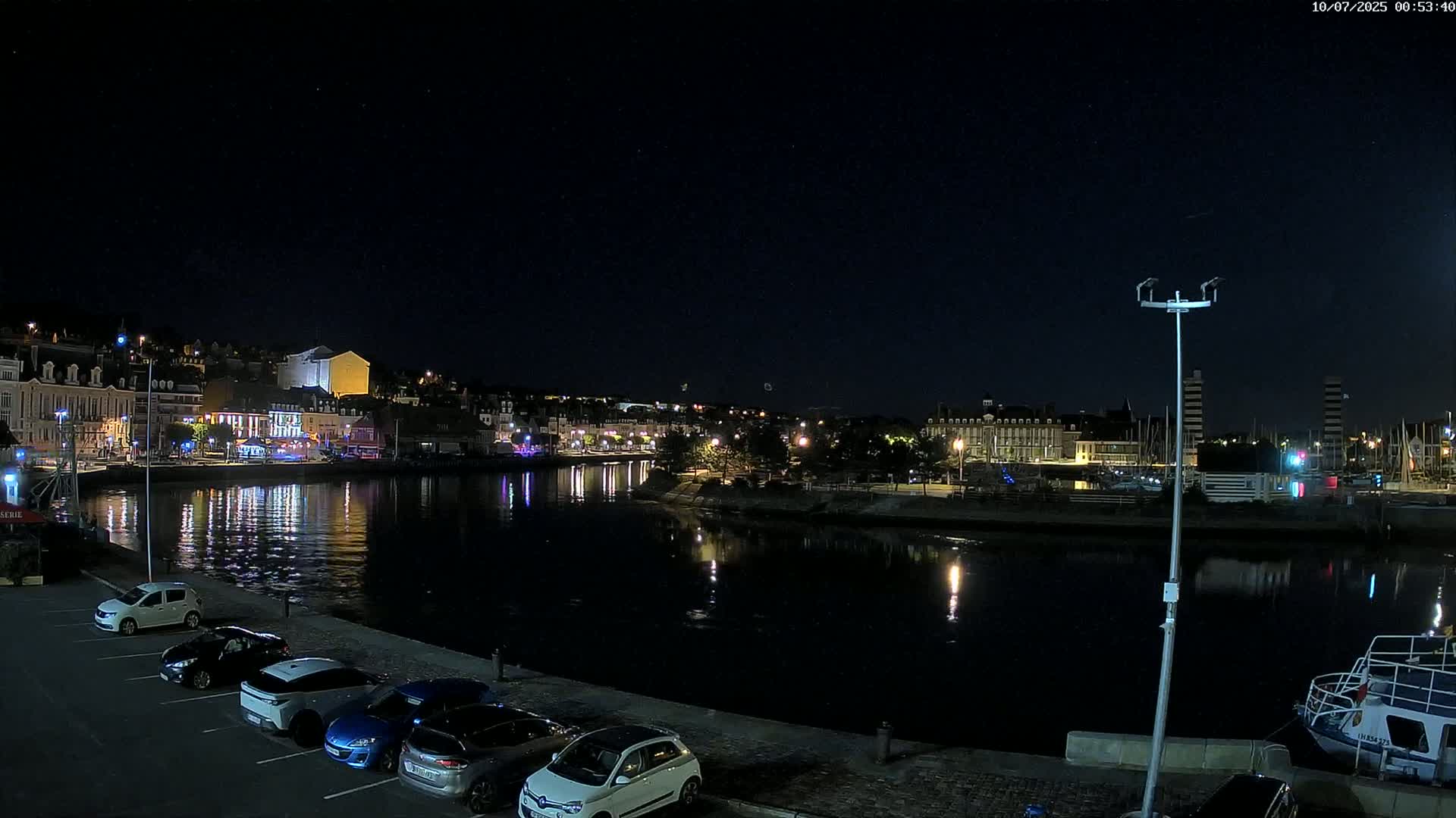 Trouville-Sur-Mer Comune Residence du Port & Coast Live Cam - Lisieux, Calvados, Normandie, France