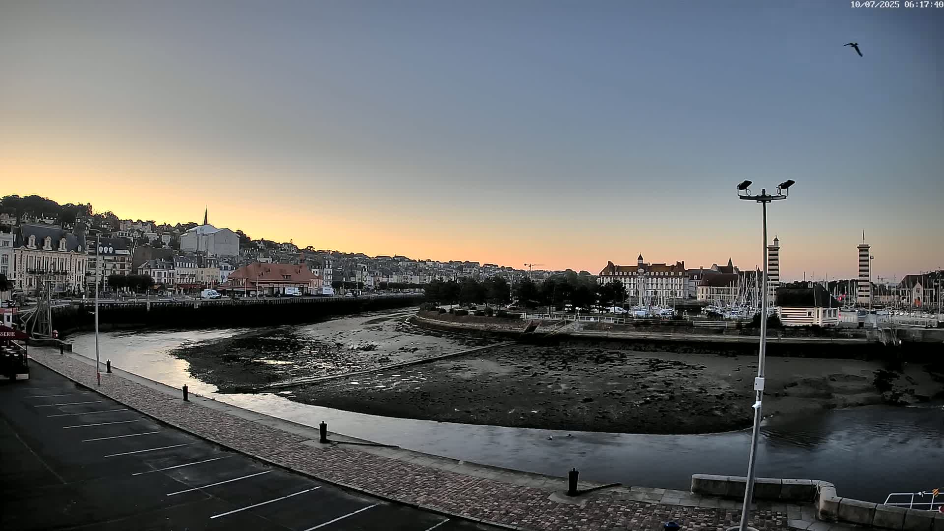 Trouville-Sur-Mer Comune Residence du Port & Coast Live Cam - Lisieux, Calvados, Normandie, France