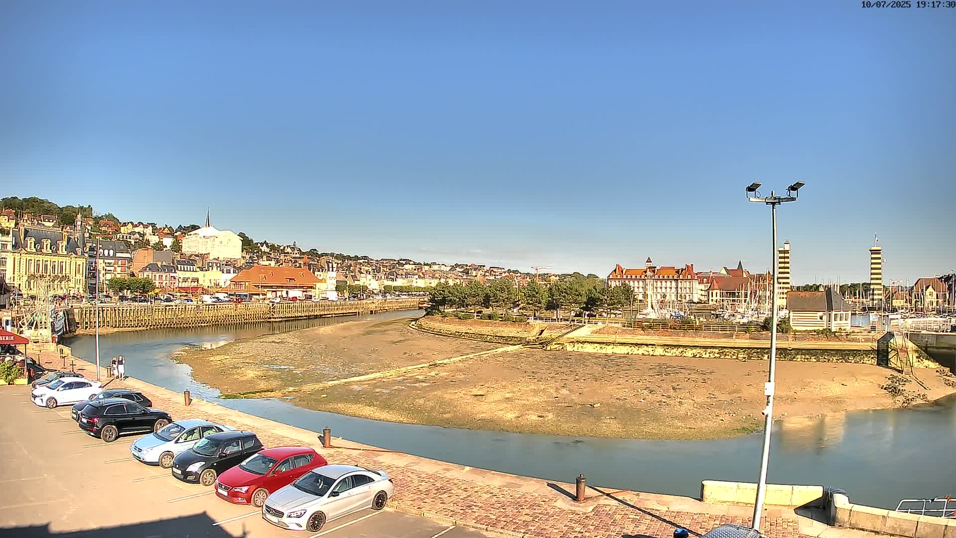 Trouville-Sur-Mer Comune Residence du Port & Coast Live Cam - Lisieux, Calvados, Normandie, France