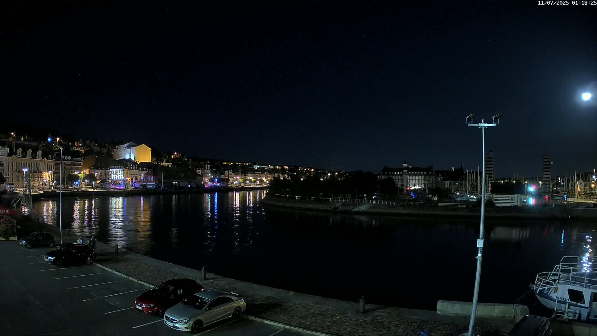 Trouville-Sur-Mer Comune Residence du Port & Coast Live Cam - Lisieux, Calvados, Normandie, France