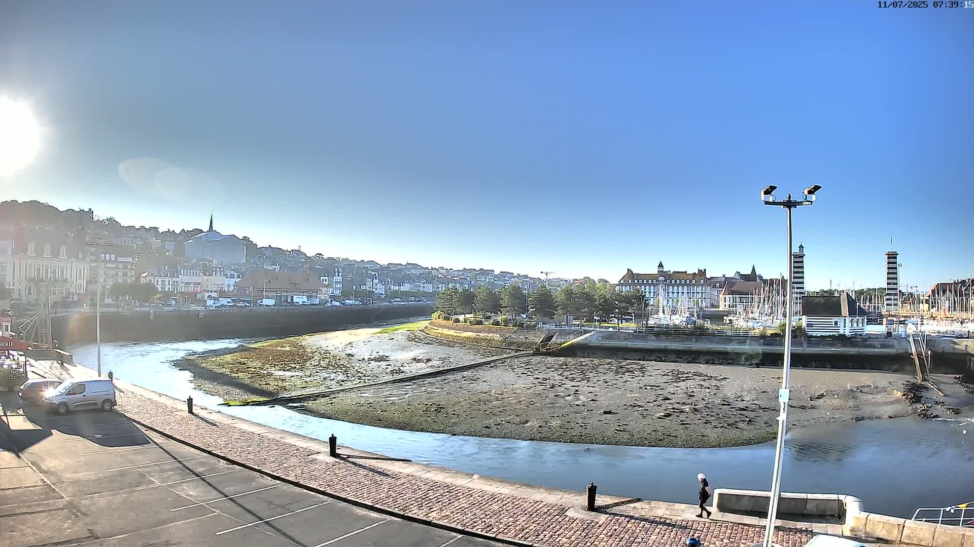Trouville-Sur-Mer Comune Residence du Port & Coast Live Cam - Lisieux, Calvados, Normandie, France