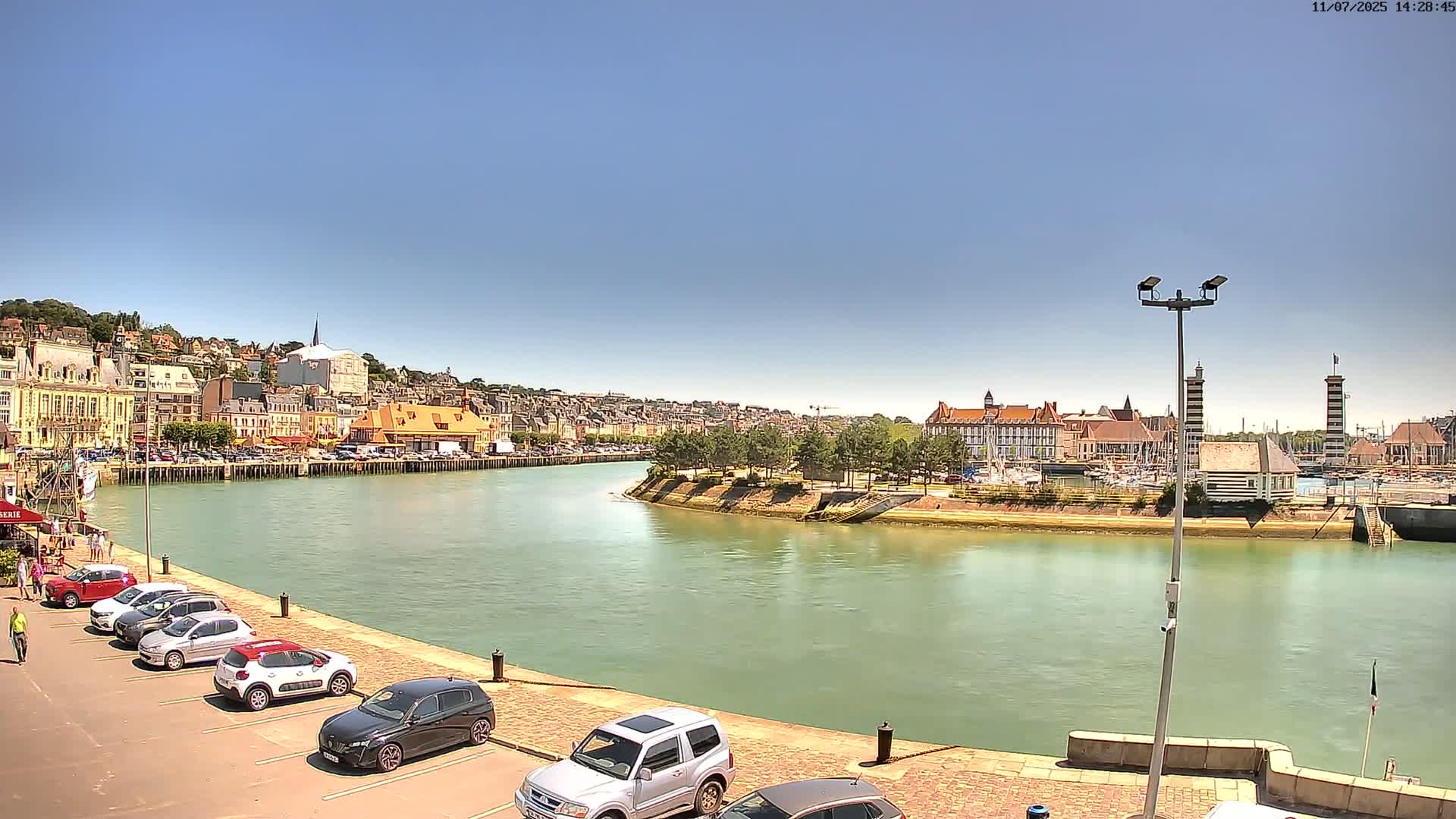Trouville-Sur-Mer Comune Residence du Port & Coast Live Cam - Lisieux, Calvados, Normandie, France