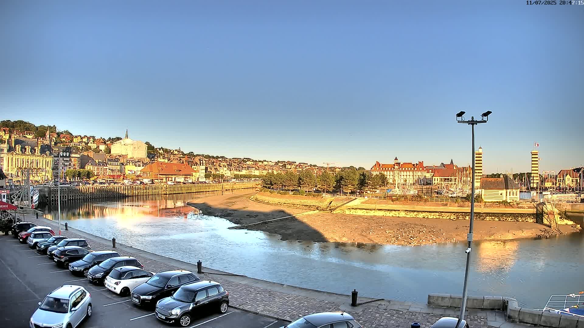 Trouville-Sur-Mer Comune Residence du Port & Coast Live Cam - Lisieux, Calvados, Normandie, France