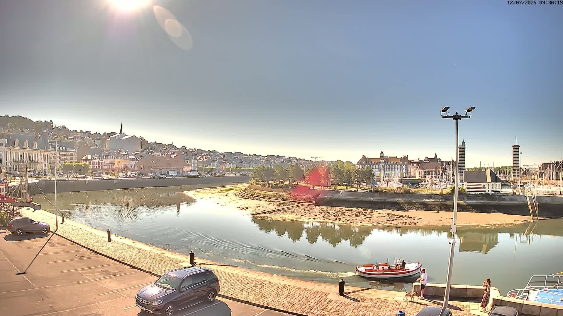 Trouville-Sur-Mer Comune Residence du Port & Coast Live Cam - Lisieux, Calvados, Normandie, France