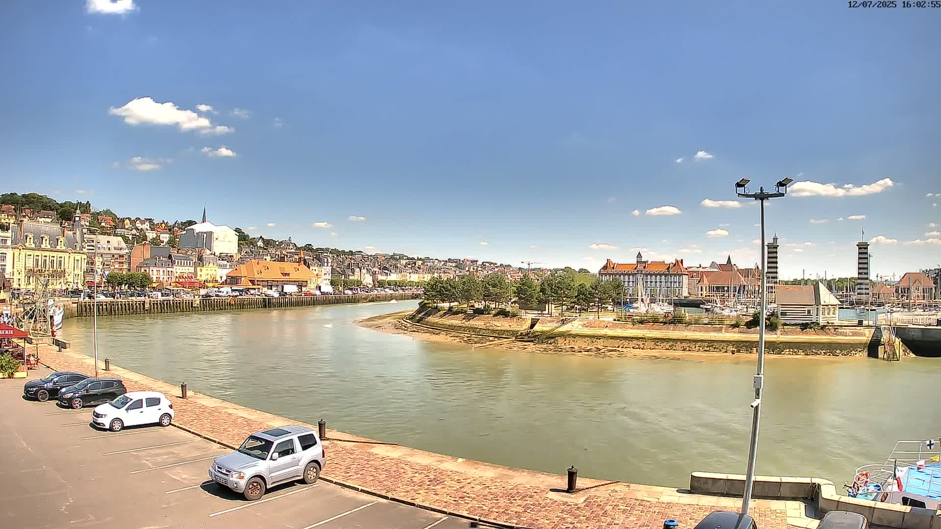 Trouville-Sur-Mer Comune Residence du Port & Coast Live Cam - Lisieux, Calvados, Normandie, France