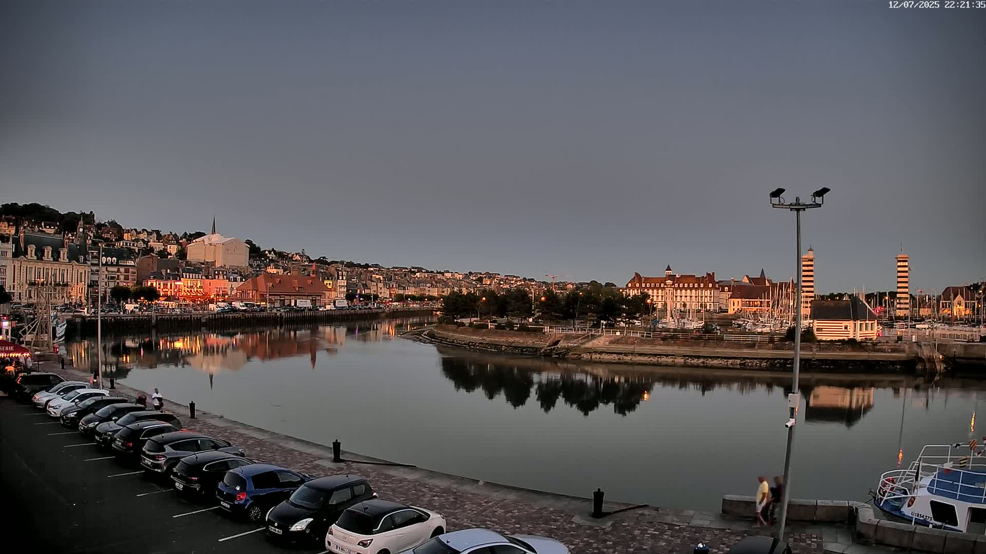 Trouville-Sur-Mer Comune Residence du Port & Coast Live Cam - Lisieux, Calvados, Normandie, France