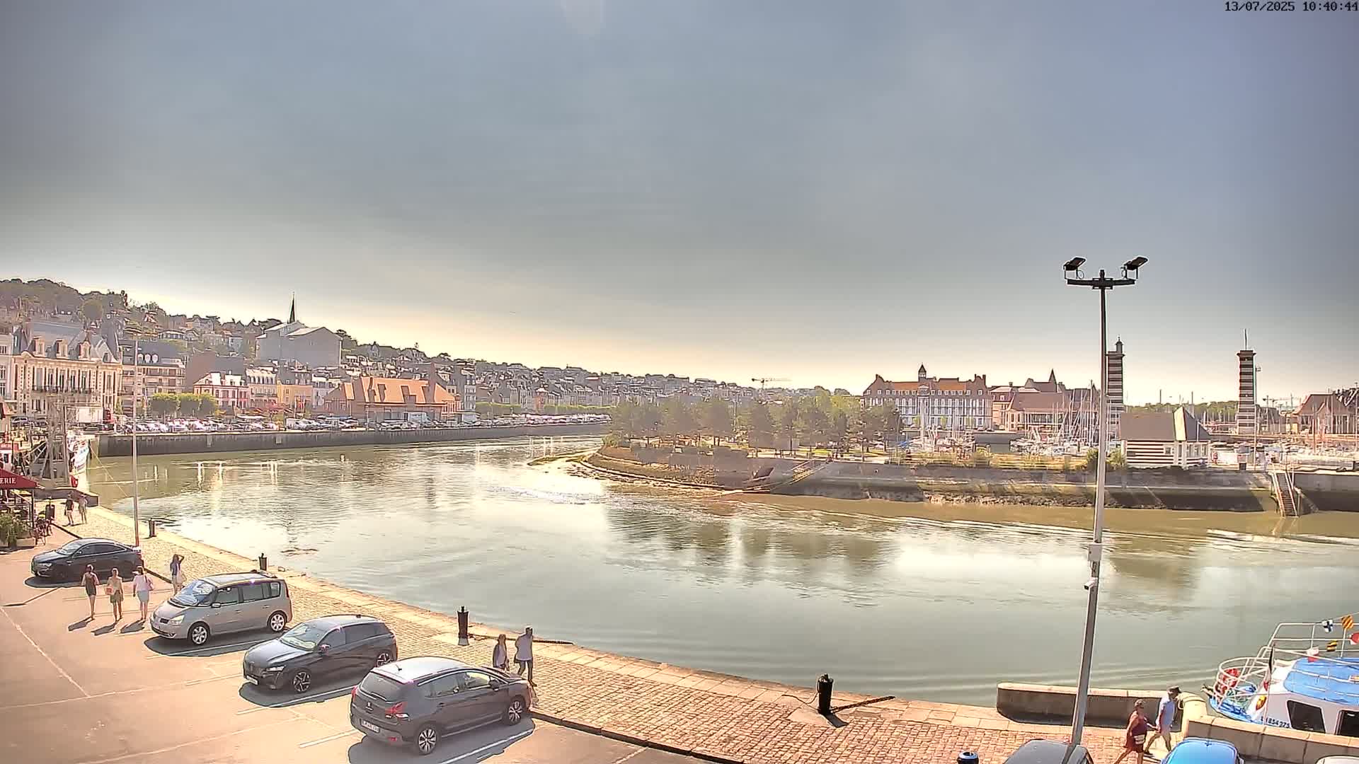 Trouville-Sur-Mer Comune Residence du Port & Coast Live Cam - Lisieux, Calvados, Normandie, France