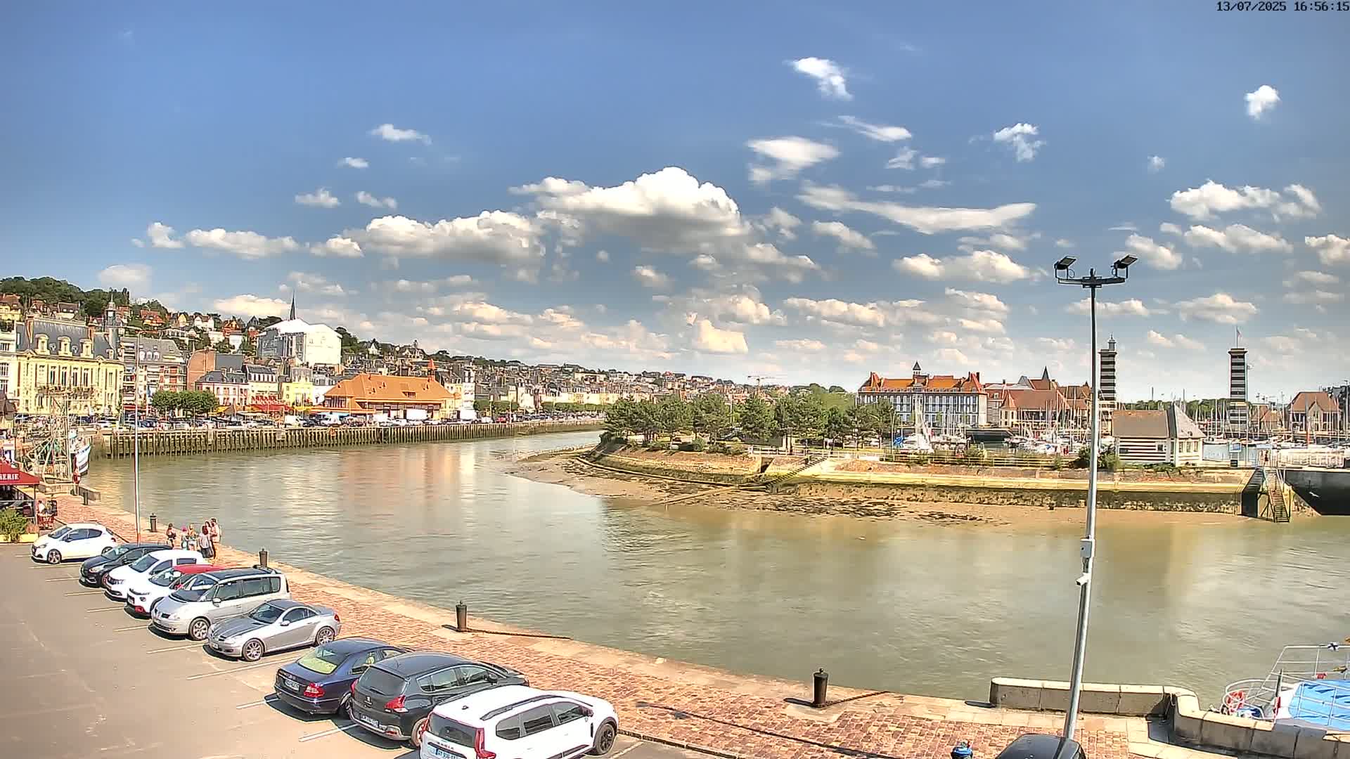 Trouville-Sur-Mer Comune Residence du Port & Coast Live Cam - Lisieux, Calvados, Normandie, France