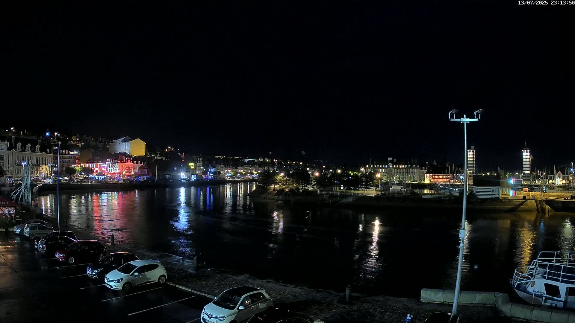 Trouville-Sur-Mer Comune Residence du Port & Coast Live Cam - Lisieux, Calvados, Normandie, France