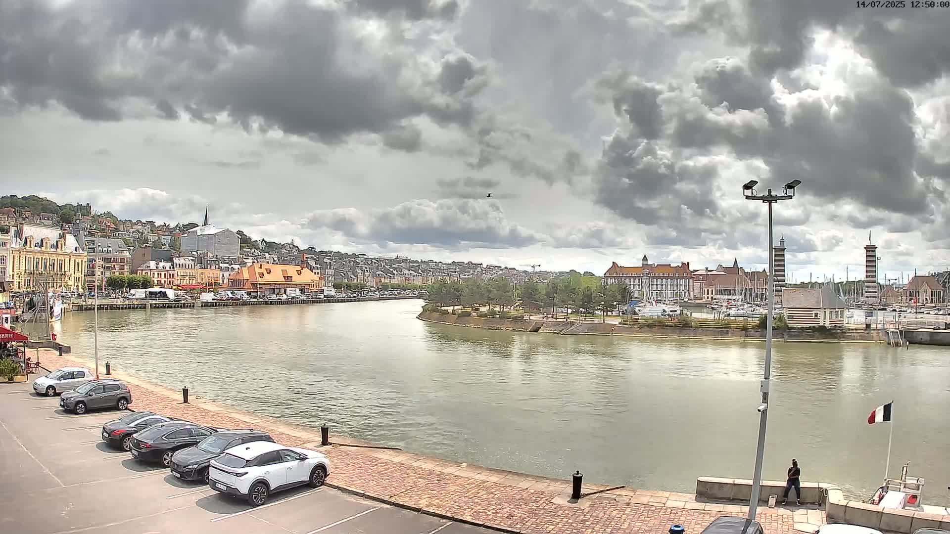 Trouville-Sur-Mer Comune Residence du Port & Coast Live Cam - Lisieux, Calvados, Normandie, France