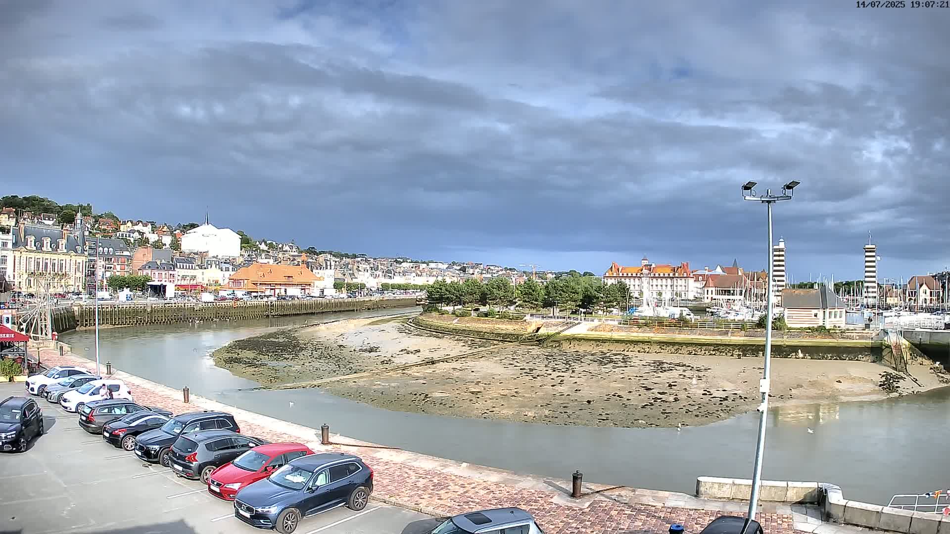 Trouville-Sur-Mer Comune Residence du Port & Coast Live Cam - Lisieux, Calvados, Normandie, France