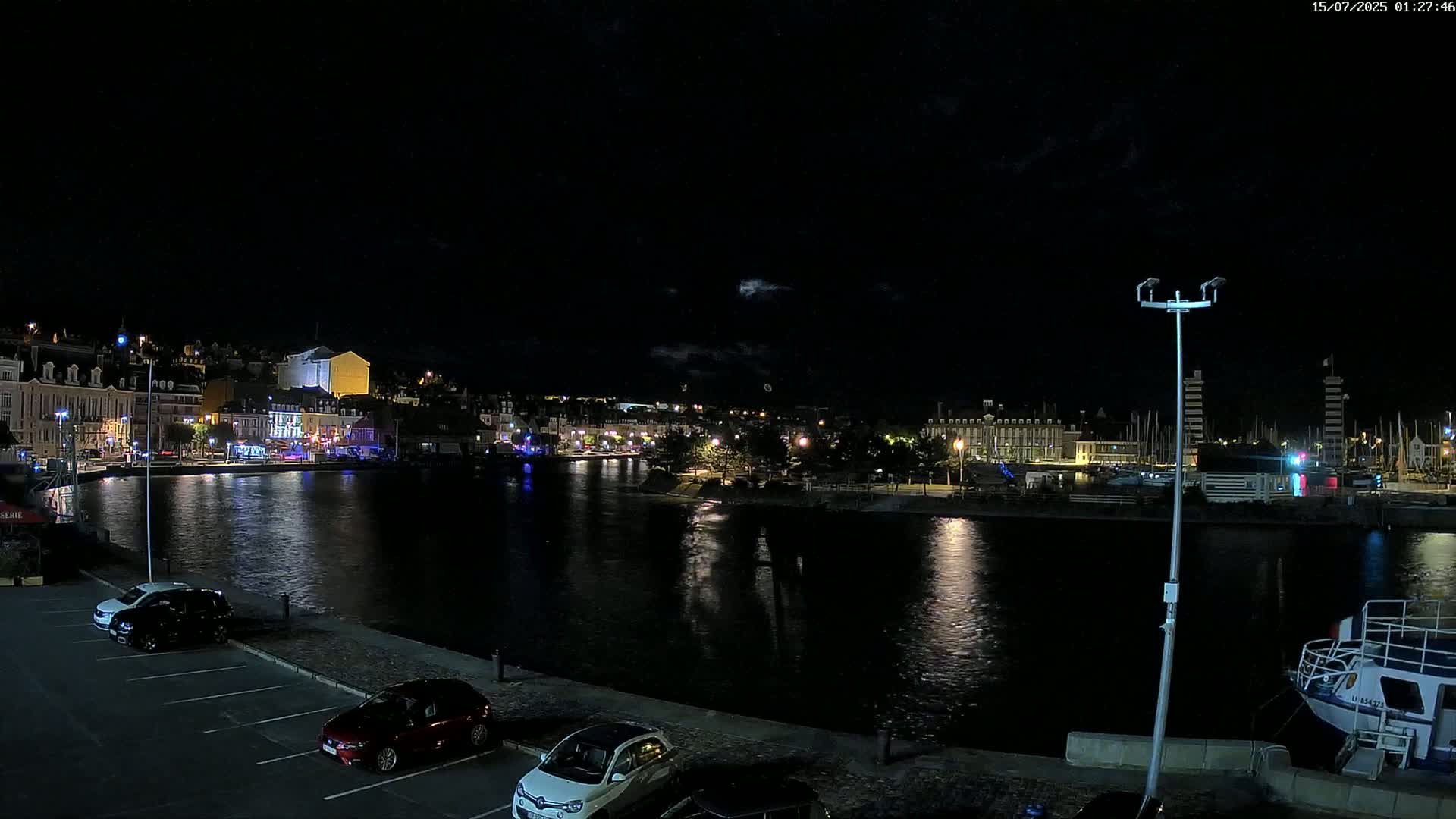 Trouville-Sur-Mer Comune Residence du Port & Coast Live Cam - Lisieux, Calvados, Normandie, France