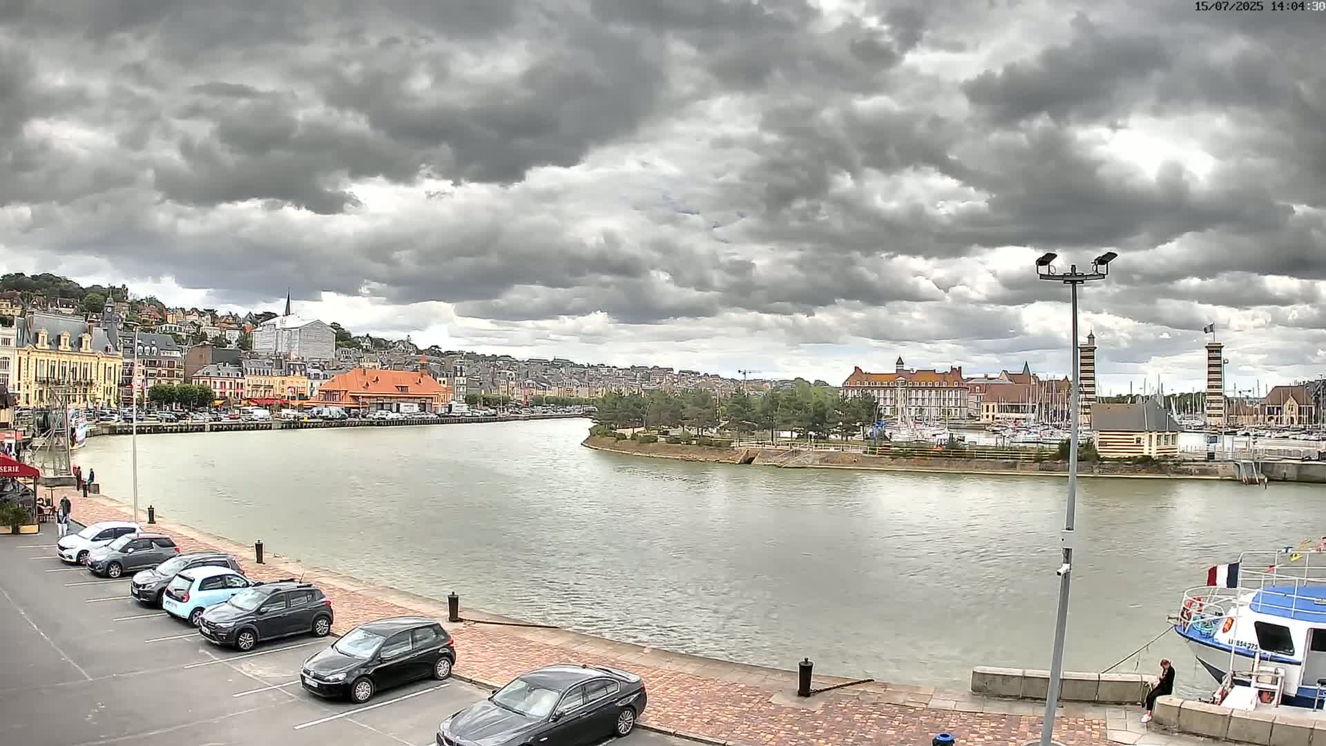 Trouville-Sur-Mer Comune Residence du Port & Coast Live Cam - Lisieux, Calvados, Normandie, France