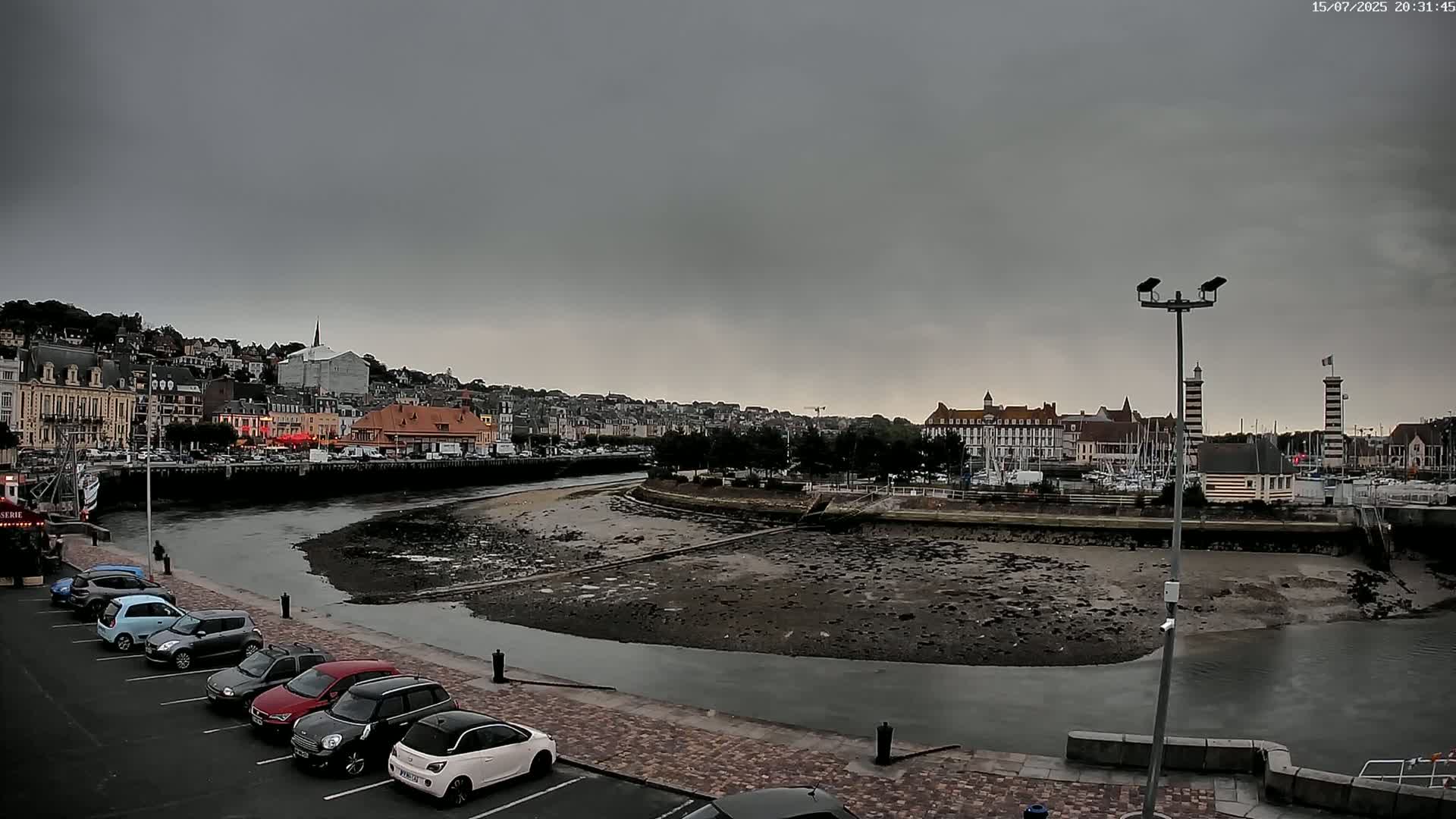 Trouville-Sur-Mer Comune Residence du Port & Coast Live Cam - Lisieux, Calvados, Normandie, France