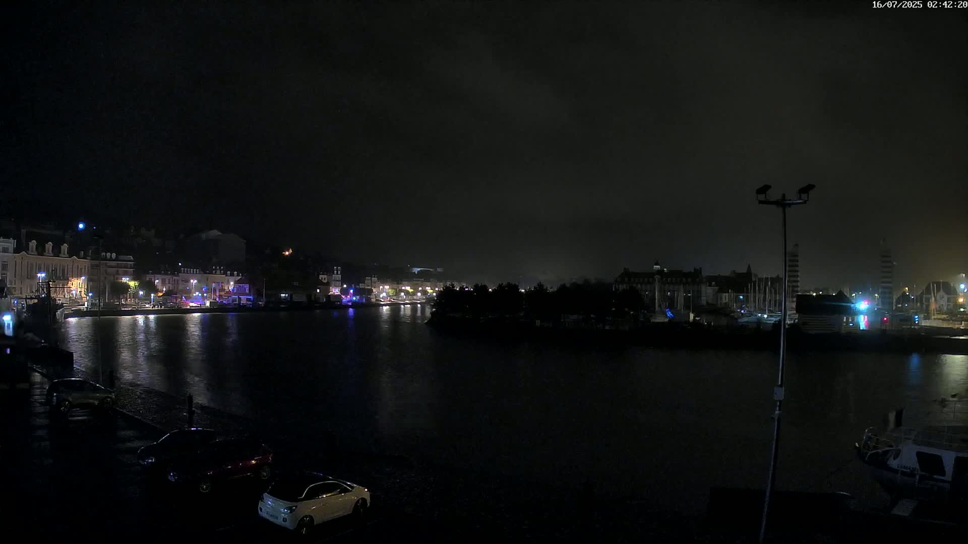 Trouville-Sur-Mer Comune Residence du Port & Coast Live Cam - Lisieux, Calvados, Normandie, France