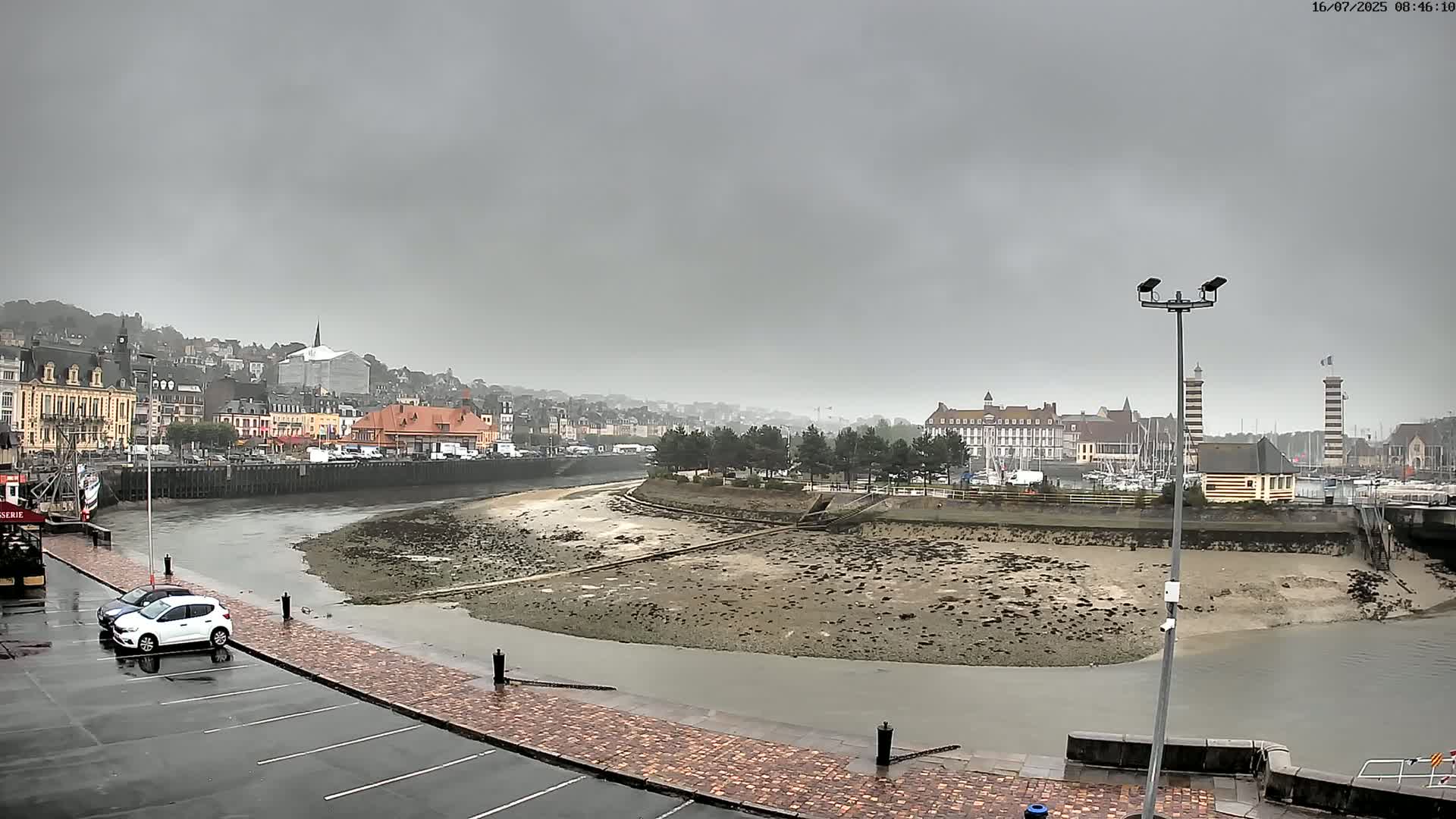 Trouville-Sur-Mer Comune Residence du Port & Coast Live Cam - Lisieux, Calvados, Normandie, France