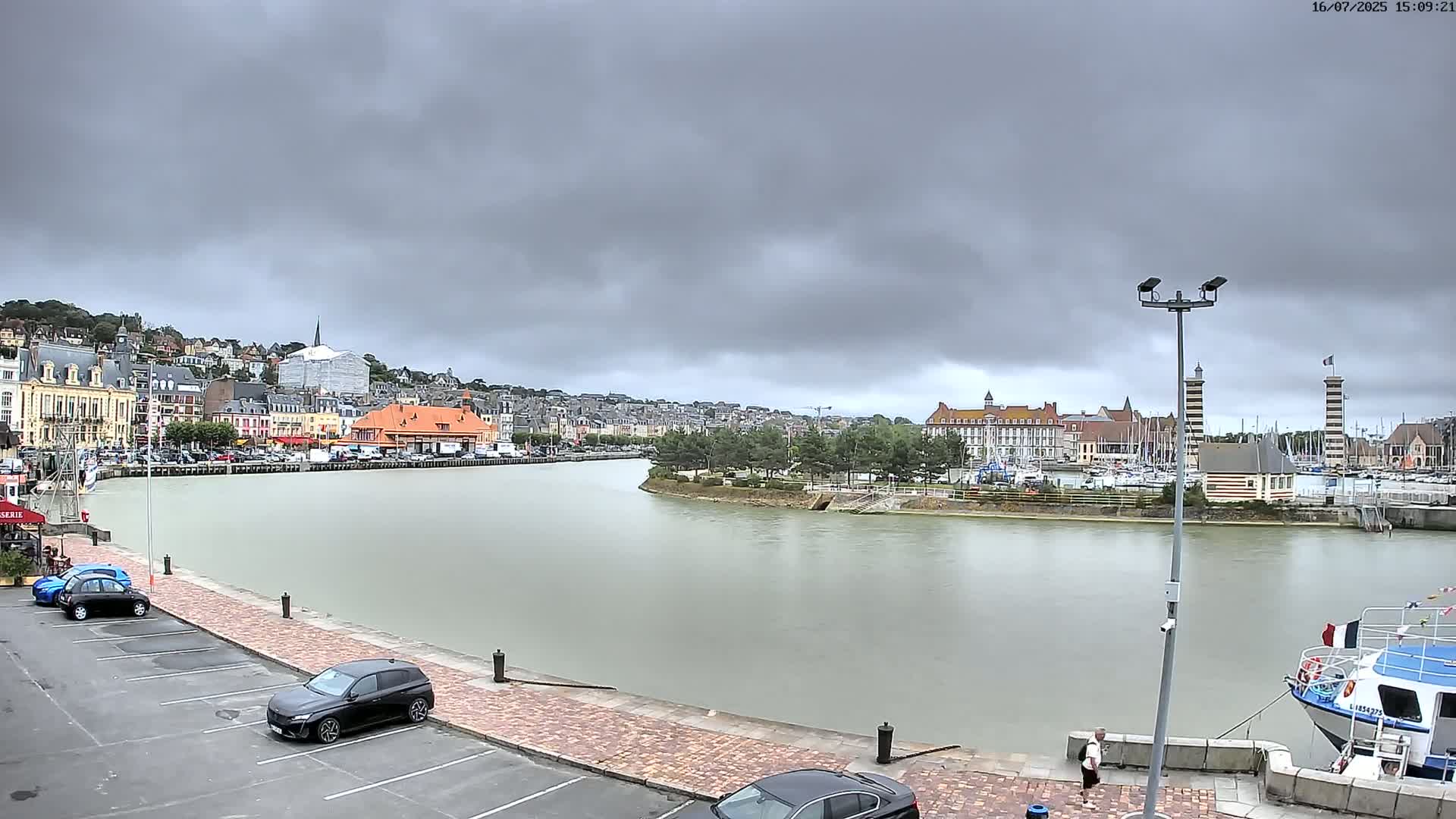 Trouville-Sur-Mer Comune Residence du Port & Coast Live Cam - Lisieux, Calvados, Normandie, France