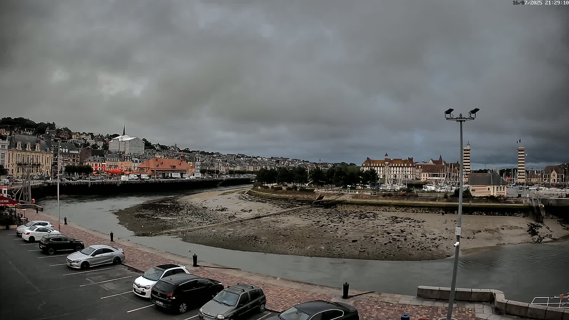 Trouville-Sur-Mer Comune Residence du Port & Coast Live Cam - Lisieux, Calvados, Normandie, France
