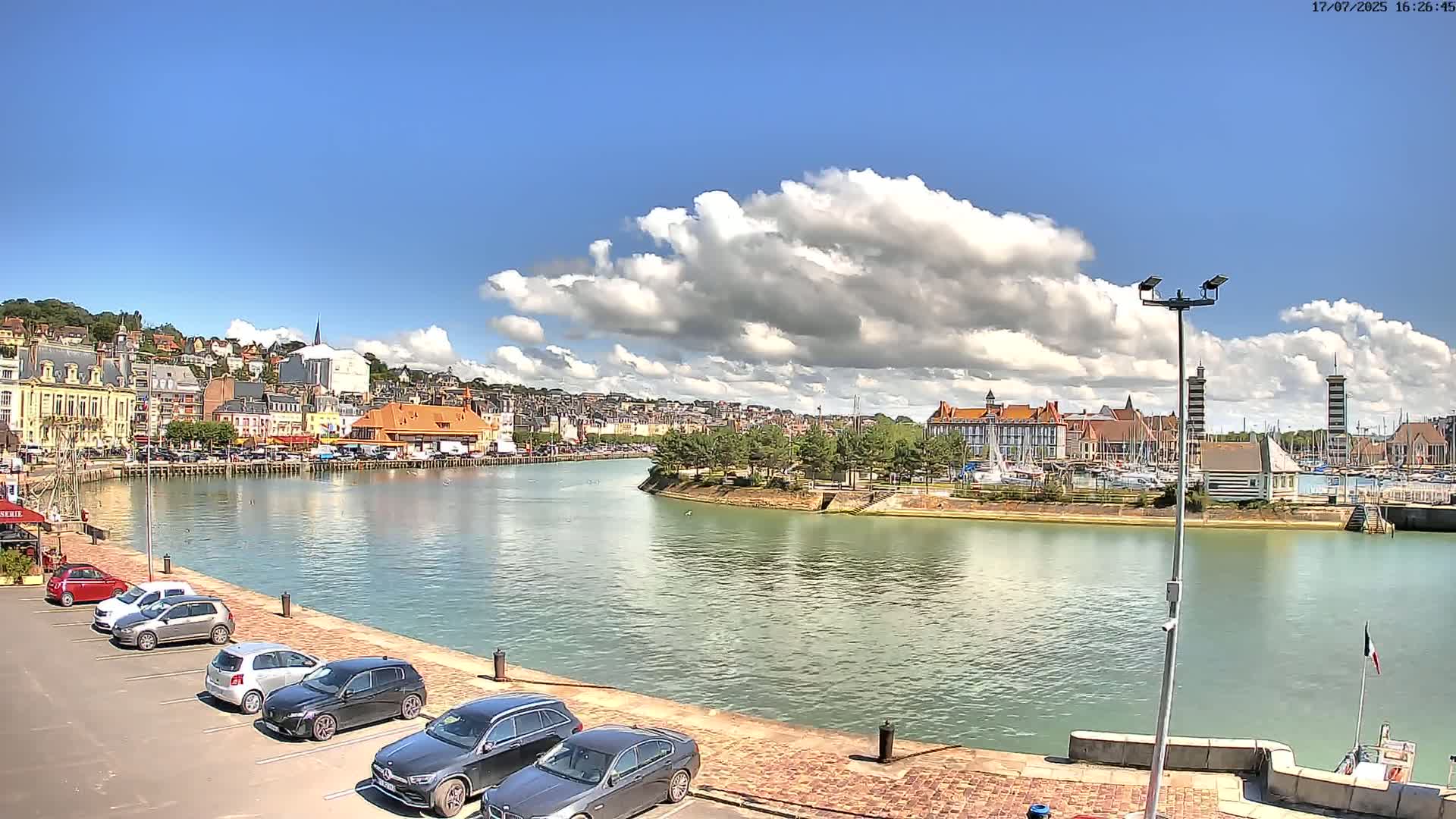 Trouville-Sur-Mer Comune Residence du Port & Coast Live Cam - Lisieux, Calvados, Normandie, France