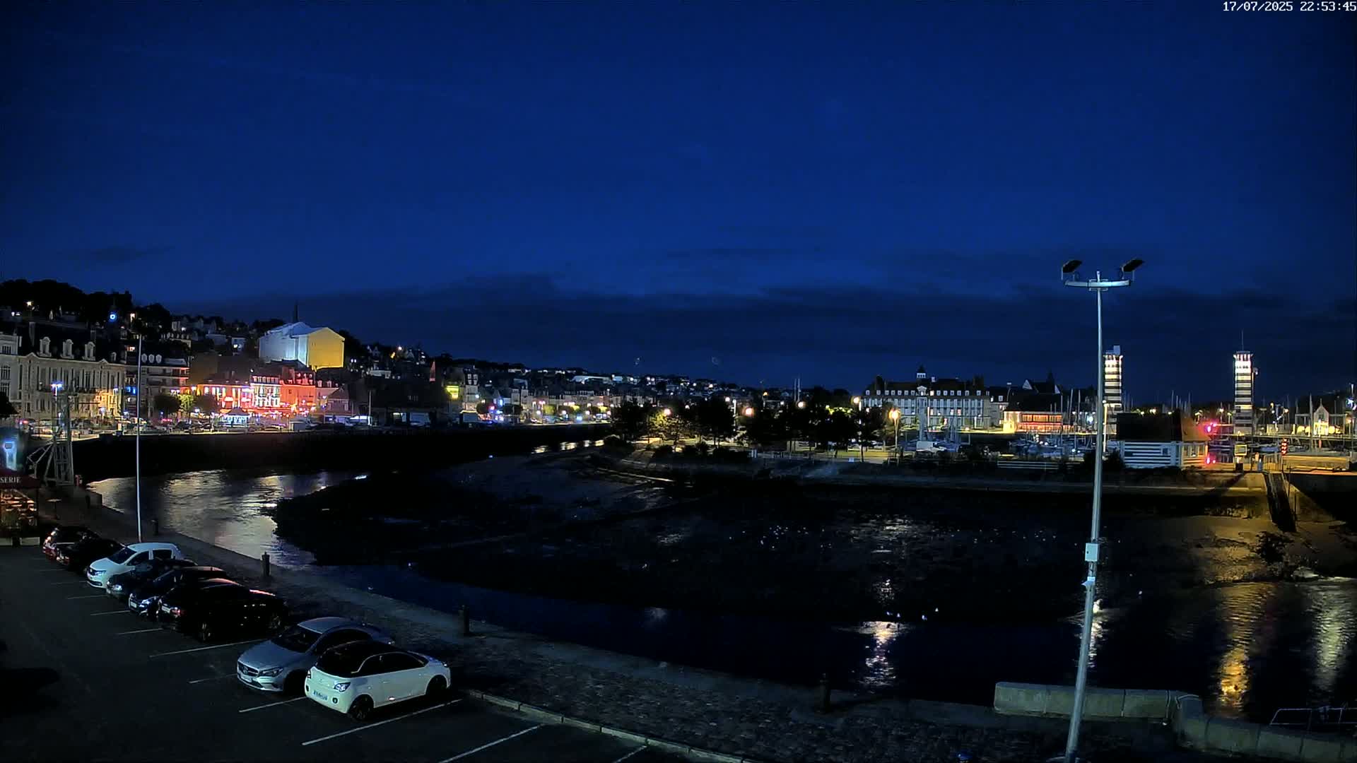 Trouville-Sur-Mer Comune Residence du Port & Coast Live Cam - Lisieux, Calvados, Normandie, France