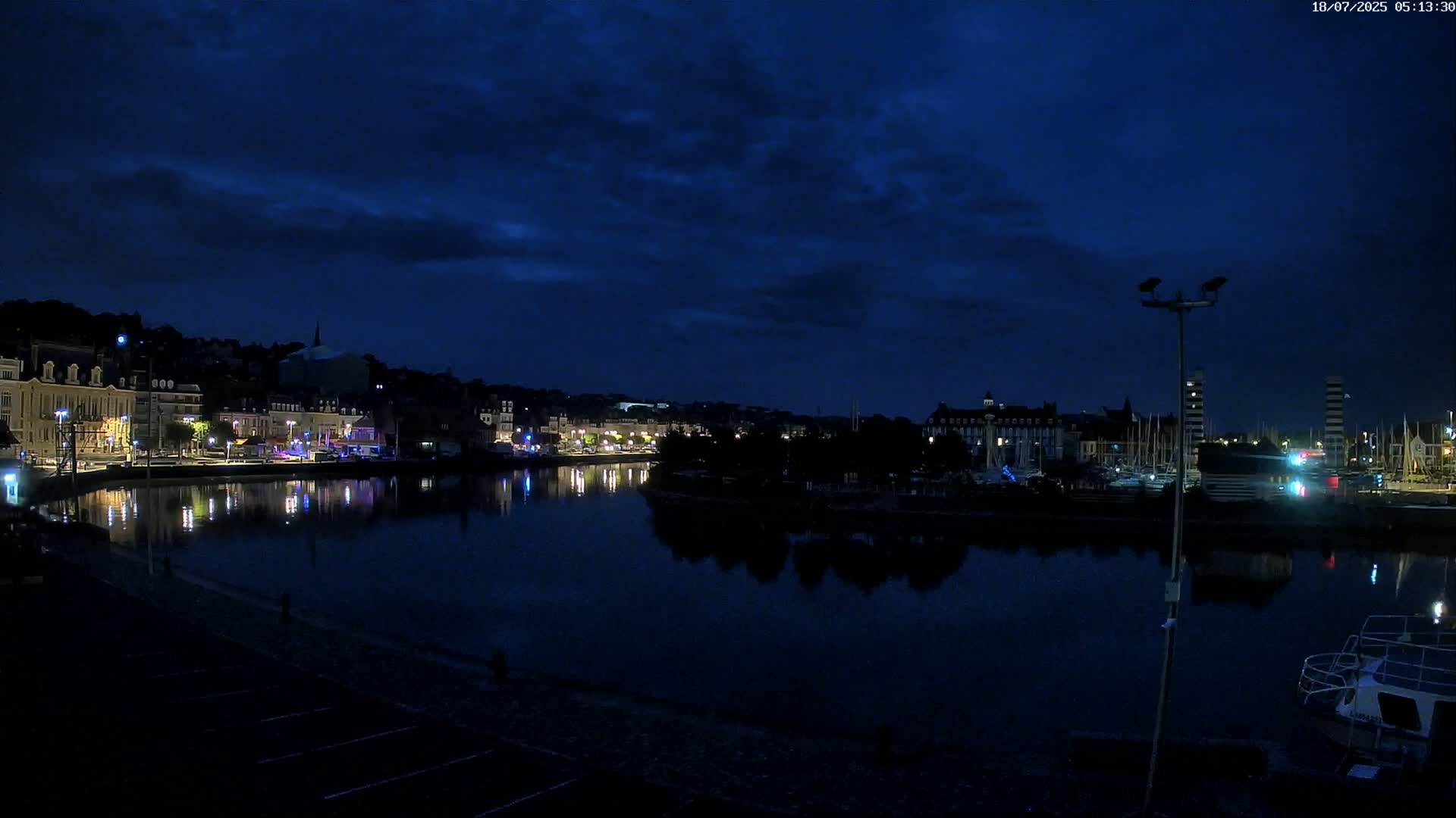 Trouville-Sur-Mer Comune Residence du Port & Coast Live Cam - Lisieux, Calvados, Normandie, France