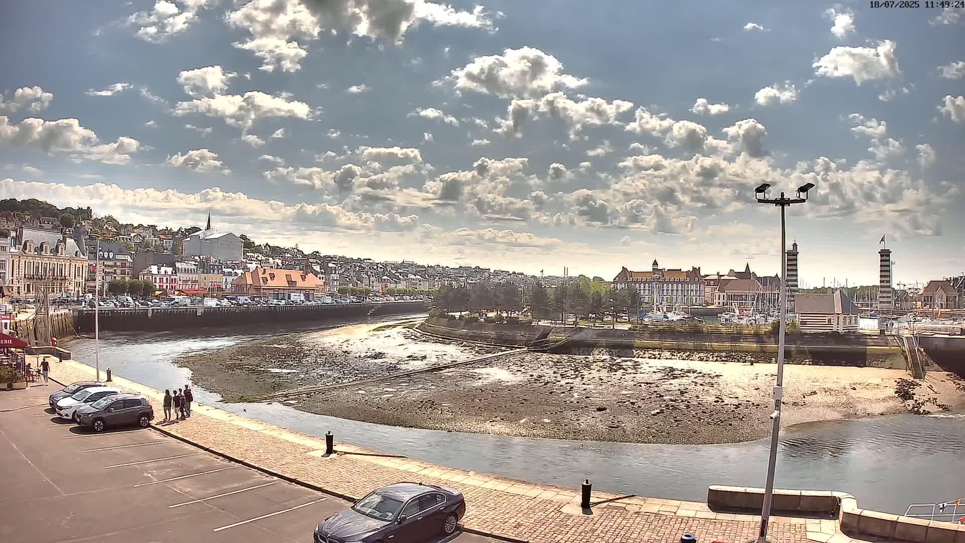 Trouville-Sur-Mer Comune Residence du Port & Coast Live Cam - Lisieux, Calvados, Normandie, France