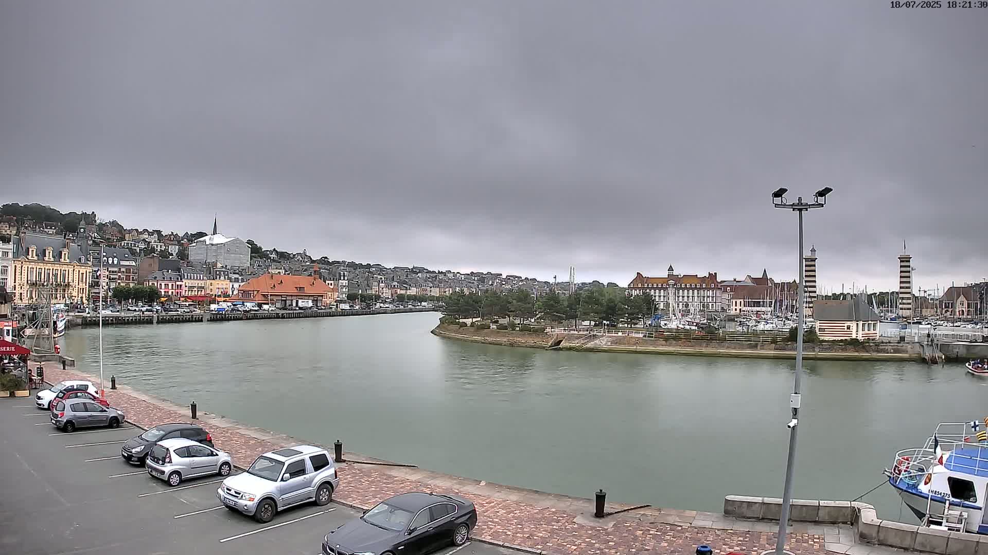 Trouville-Sur-Mer Comune Residence du Port & Coast Live Cam - Lisieux, Calvados, Normandie, France