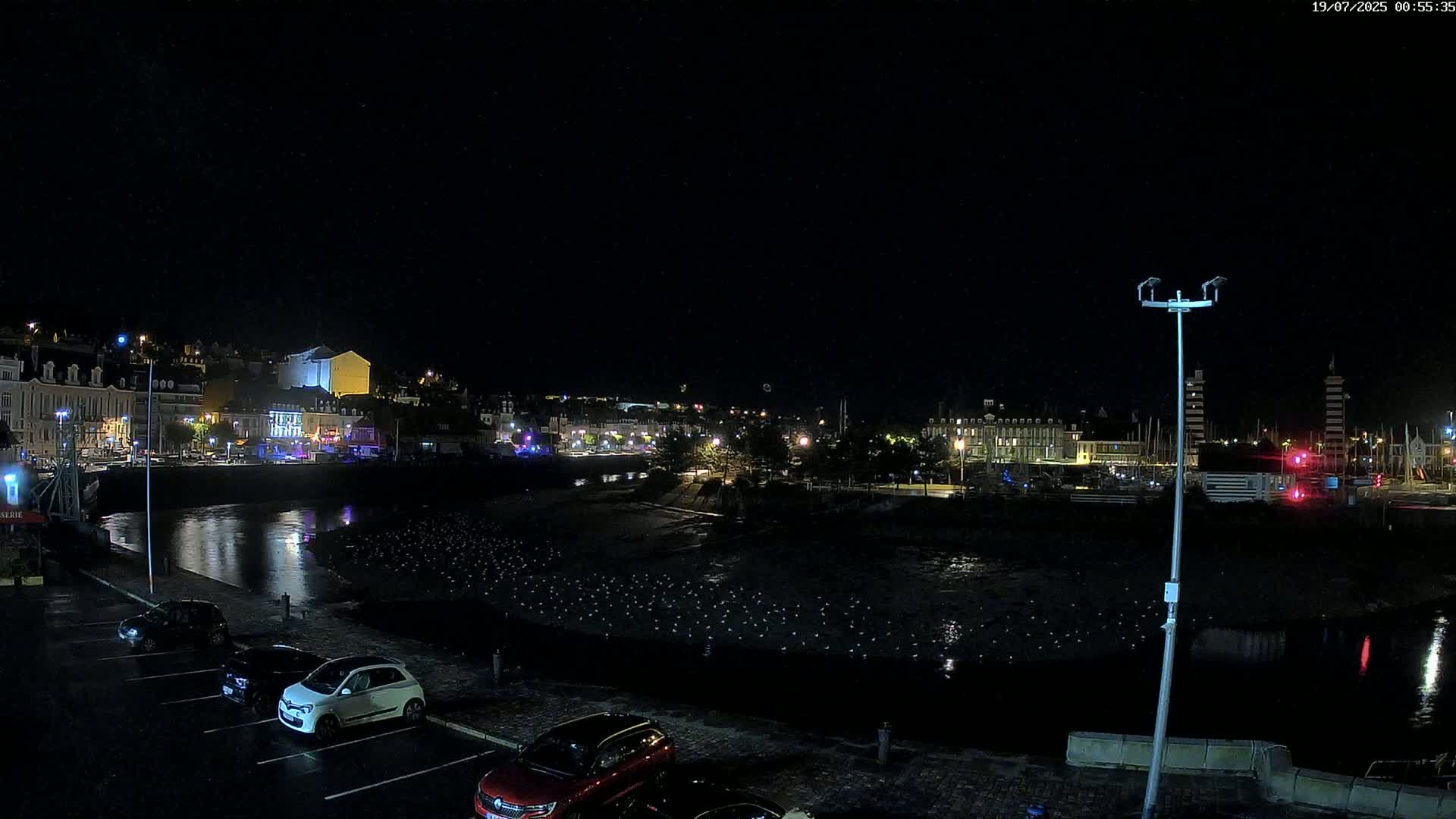 Trouville-Sur-Mer Comune Residence du Port & Coast Live Cam - Lisieux, Calvados, Normandie, France