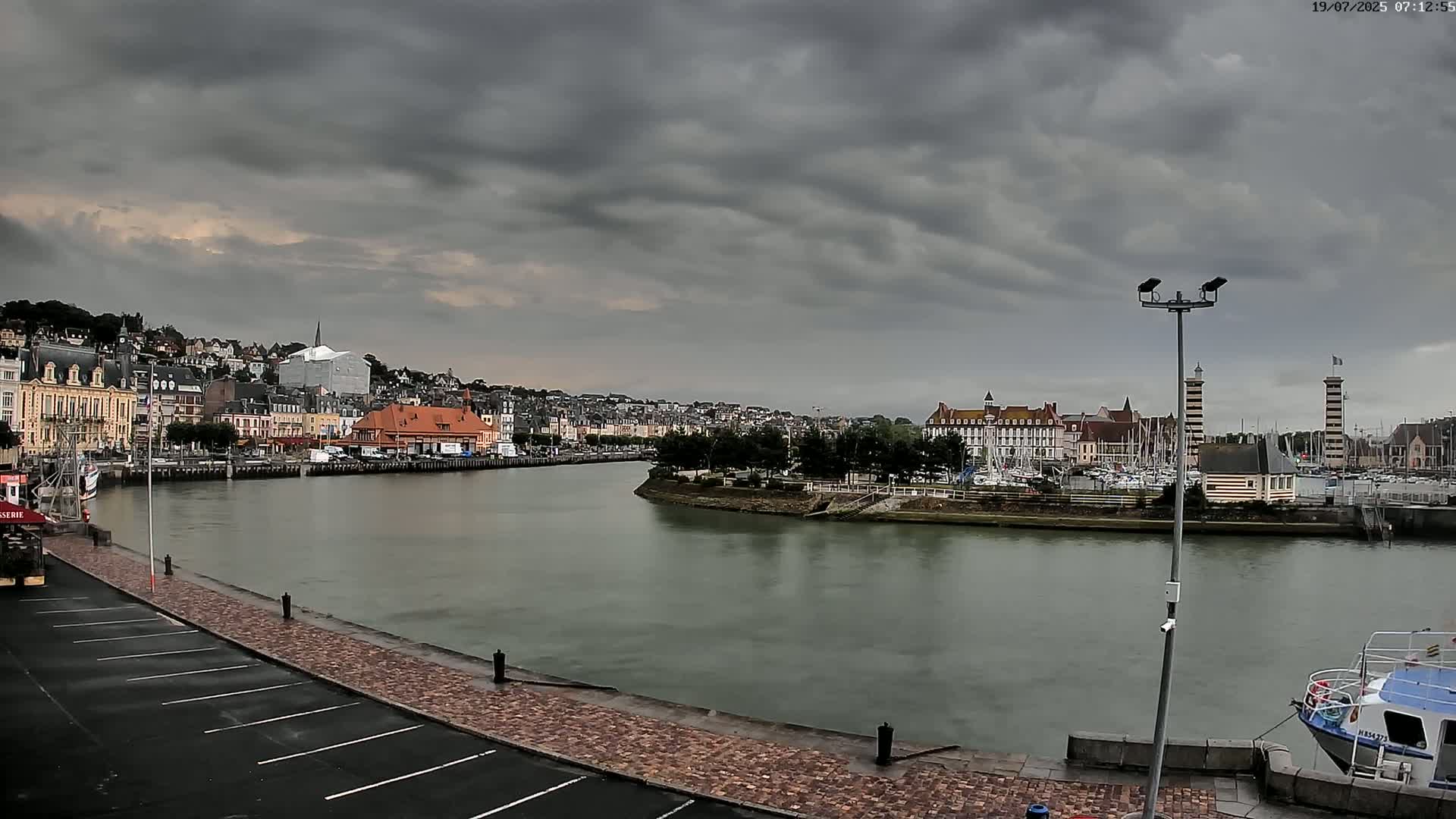 Trouville-Sur-Mer Comune Residence du Port & Coast Live Cam - Lisieux, Calvados, Normandie, France