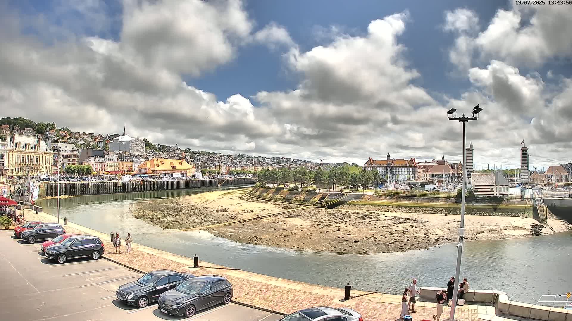 Trouville-Sur-Mer Comune Residence du Port & Coast Live Cam - Lisieux, Calvados, Normandie, France