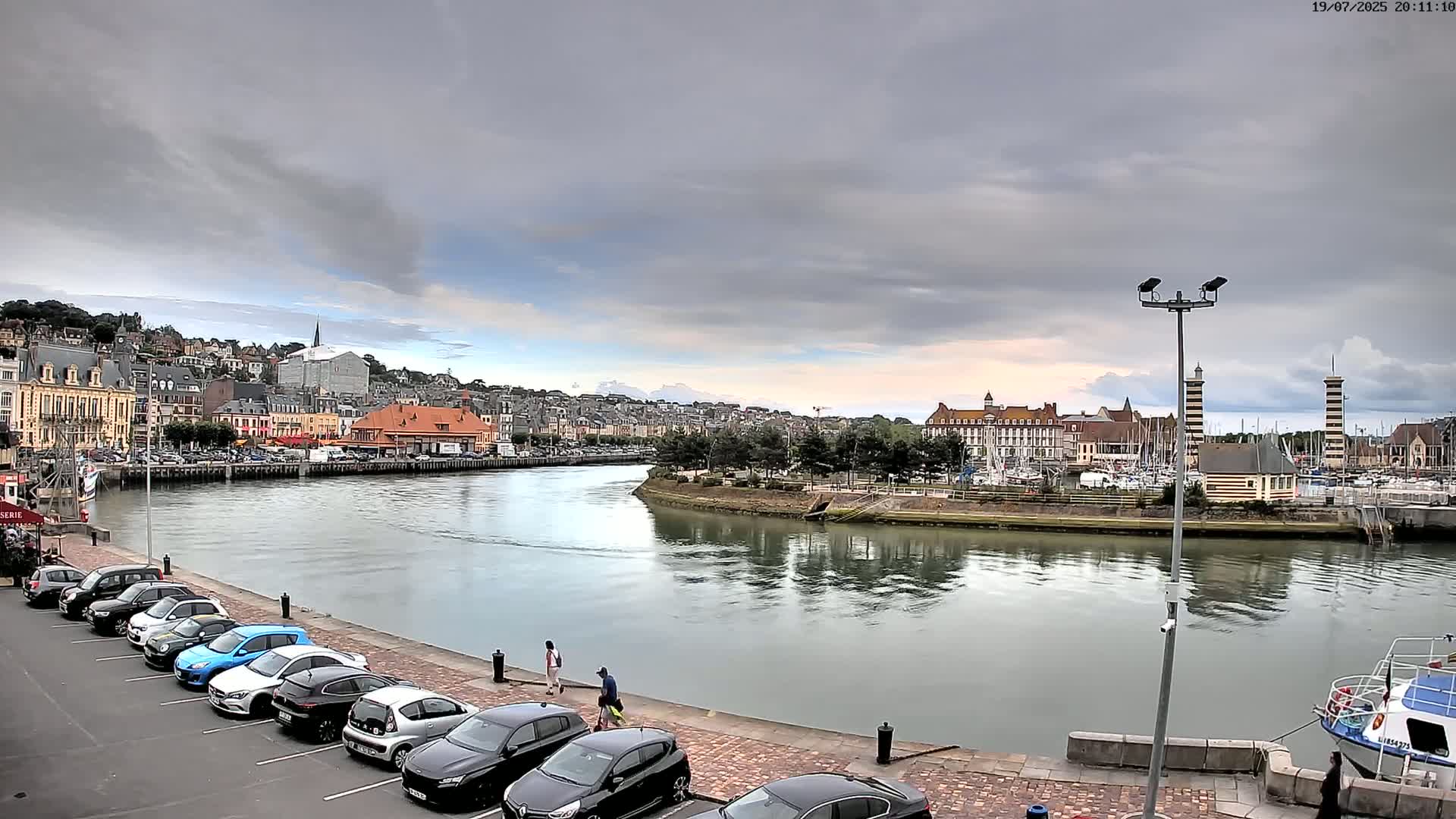 Trouville-Sur-Mer Comune Residence du Port & Coast Live Cam - Lisieux, Calvados, Normandie, France