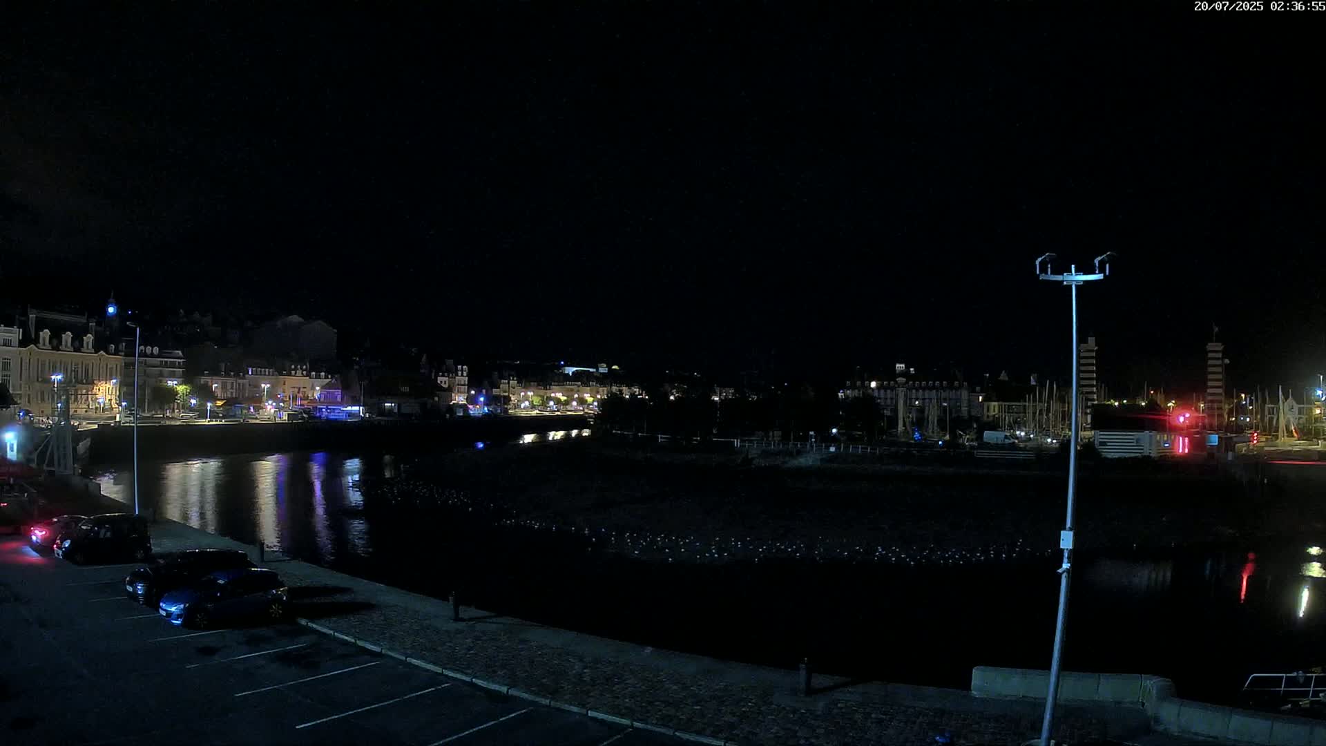 Trouville-Sur-Mer Comune Residence du Port & Coast Live Cam - Lisieux, Calvados, Normandie, France