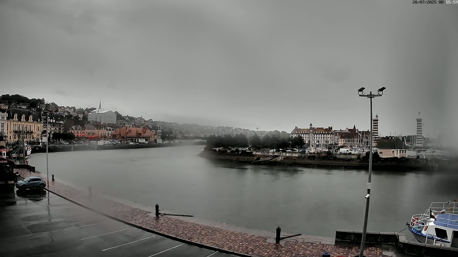 Trouville-Sur-Mer Comune Residence du Port & Coast Live Cam - Lisieux, Calvados, Normandie, France