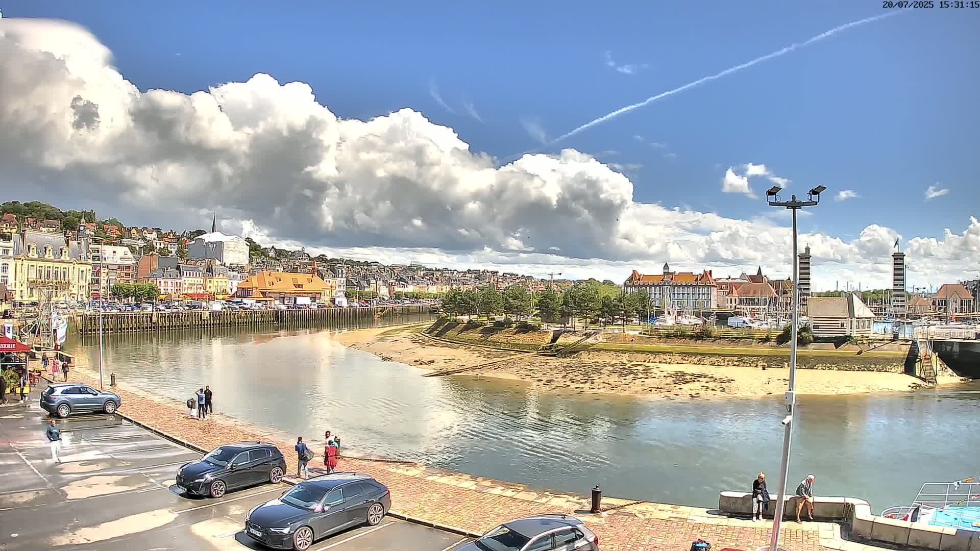 Trouville-Sur-Mer Comune Residence du Port & Coast Live Cam - Lisieux, Calvados, Normandie, France