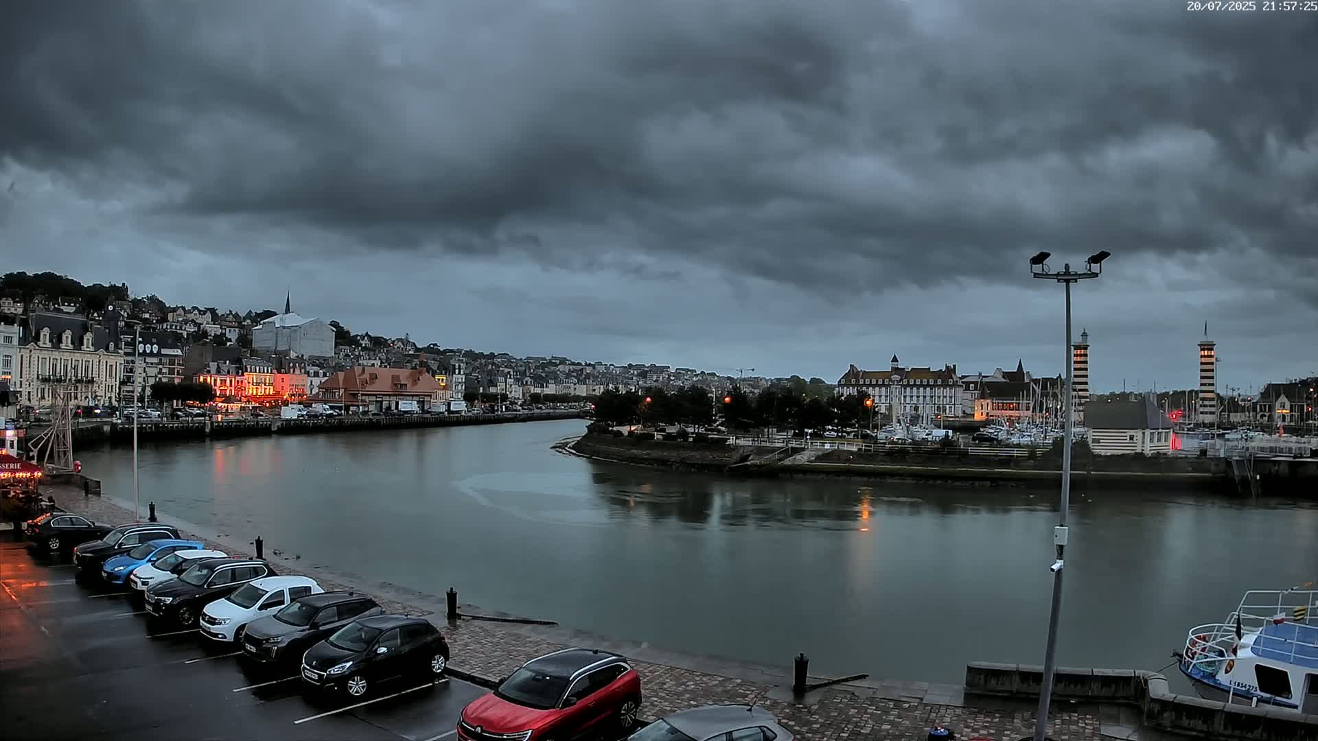 Trouville-Sur-Mer Comune Residence du Port & Coast Live Cam - Lisieux, Calvados, Normandie, France